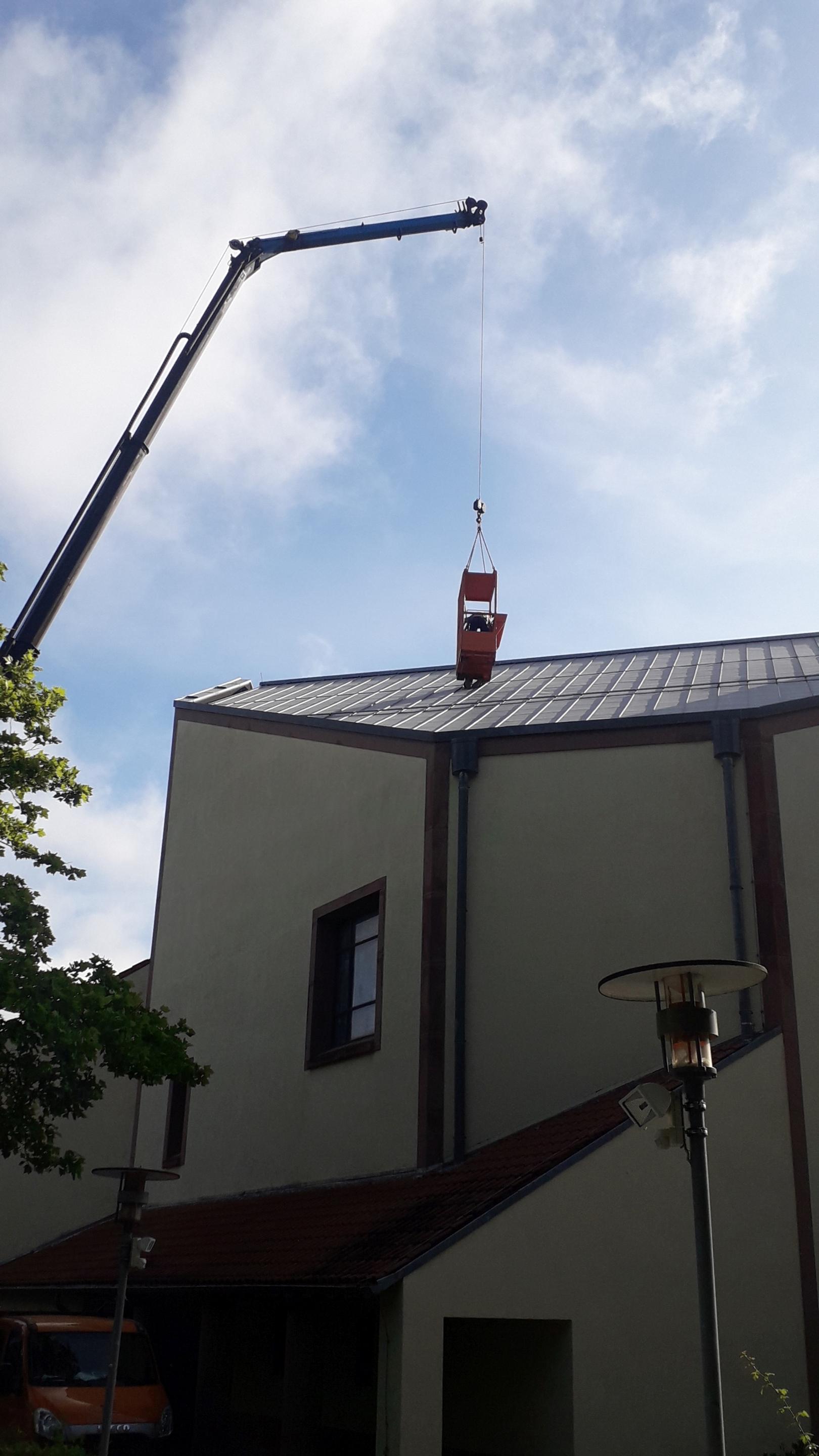 Reparatur am Dach St Franziskus (c) Josef Hay