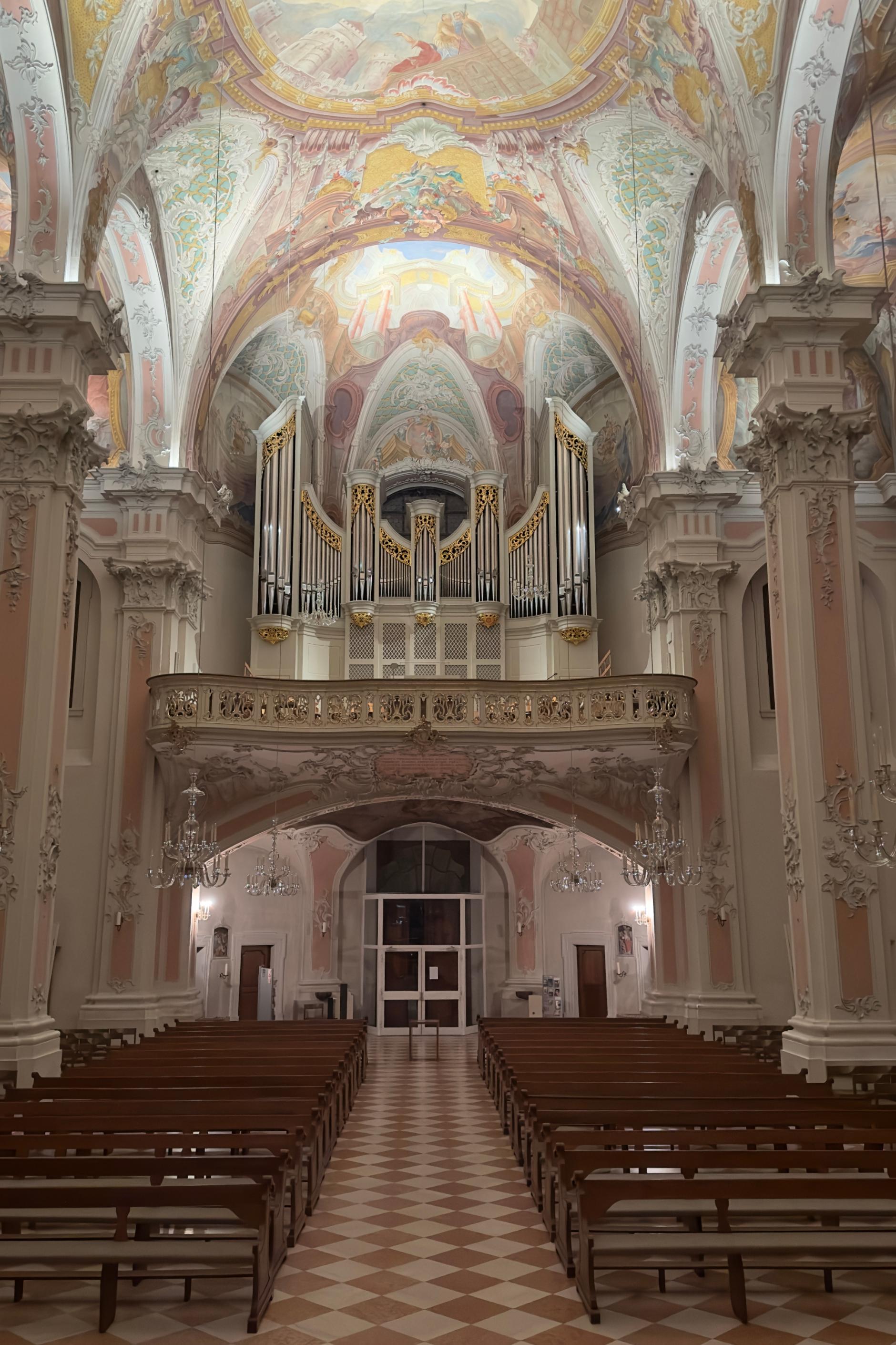 St. Peter in Mainz - Kirchenschiff mit Blick auf die Orgel (c) Andreas Leuck