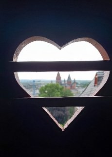 St. Stephan - Blick durch ein Gaubenfenster Richtung Dom (c) Kai Senner