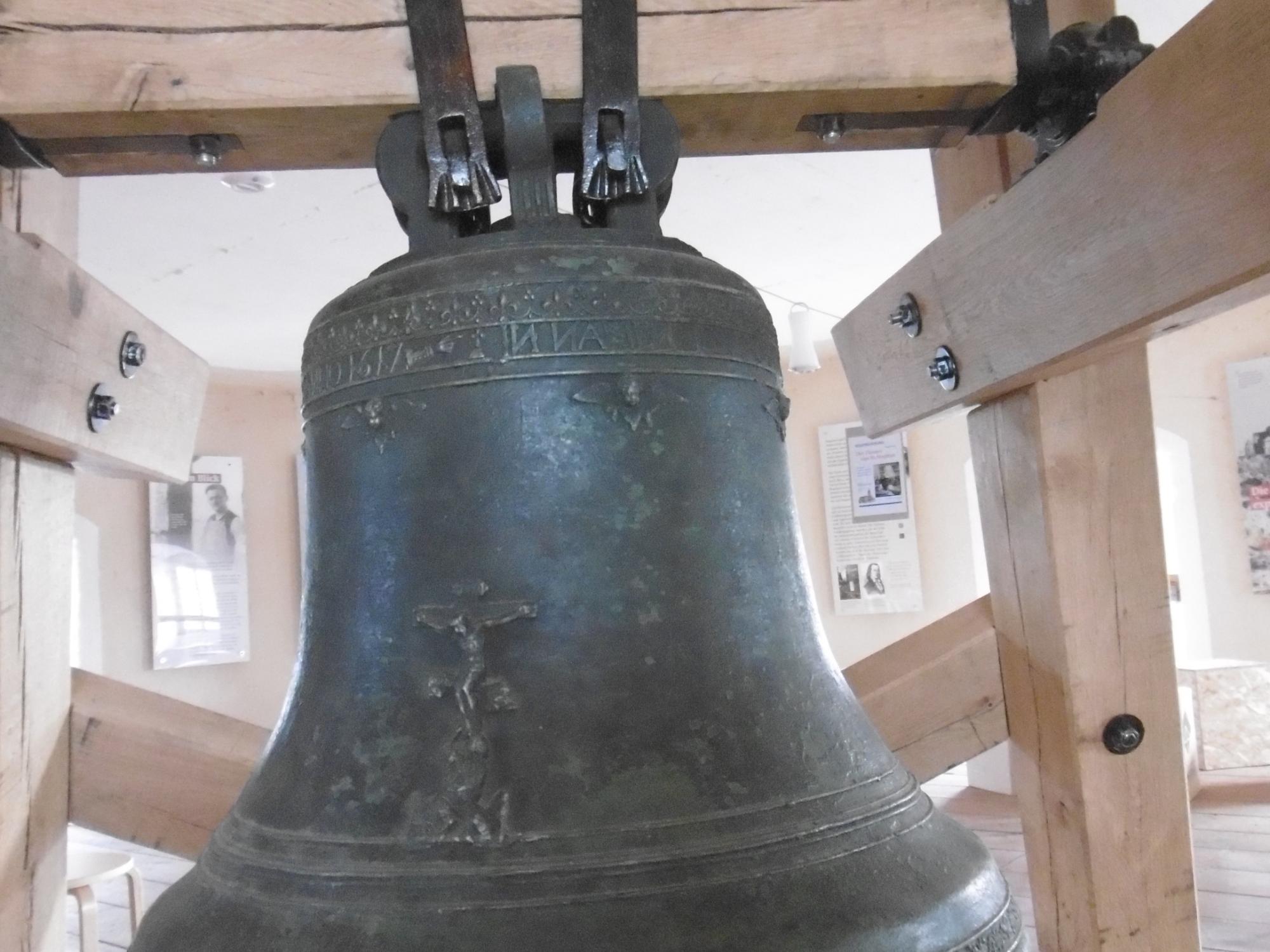St. Stephan, alte Glocke im neuen Glockenstuhl