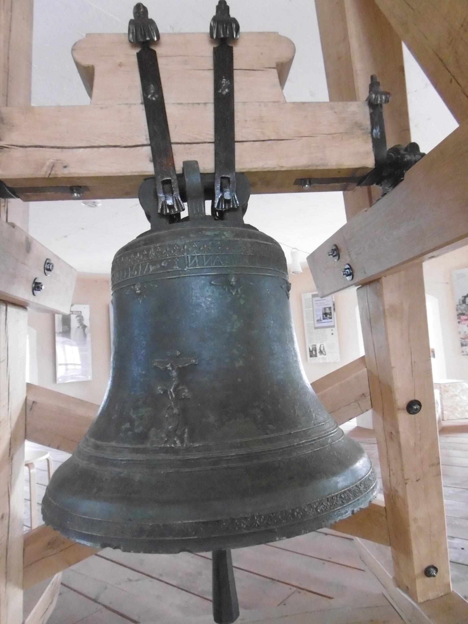 St. Stephan, alte Glocke im neuen Glockenstuhl (c) St. Stephan