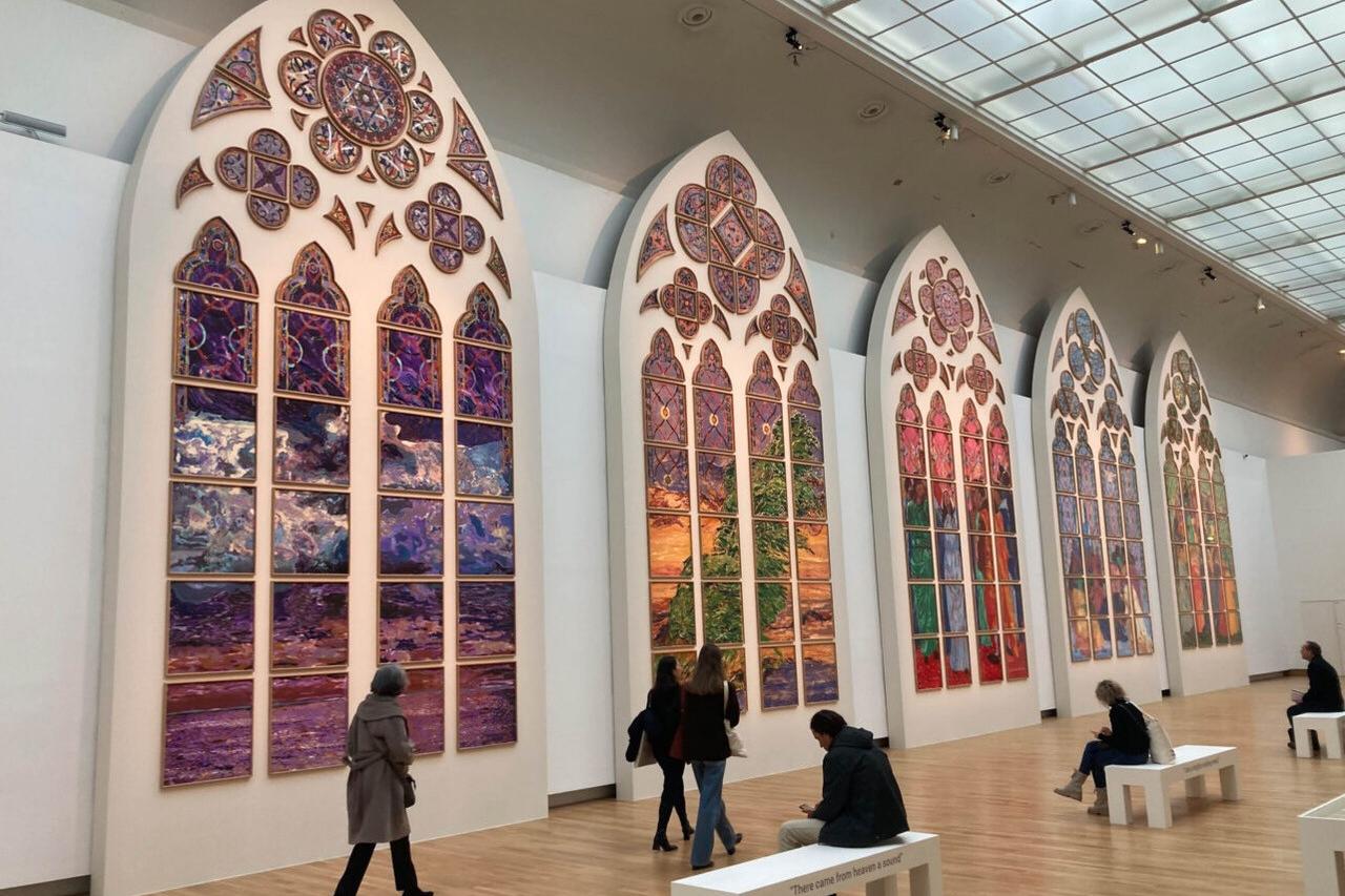 Entwuerfe-der-umstrittenen-neuen-Notre-Dame-Fenster