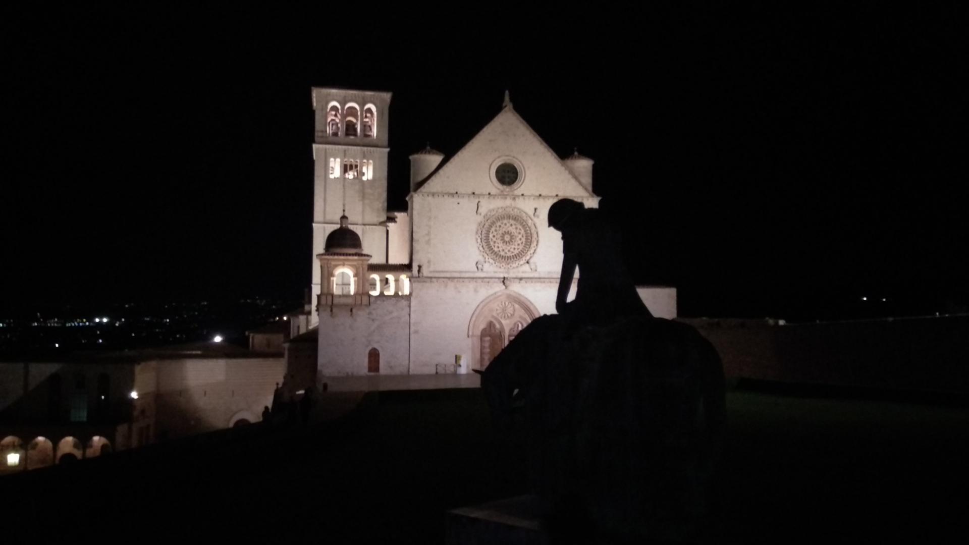 Kathedrale von Assisi bei Nacht (c) R. Hammes     Kathedrale von Assisi bei Nacht