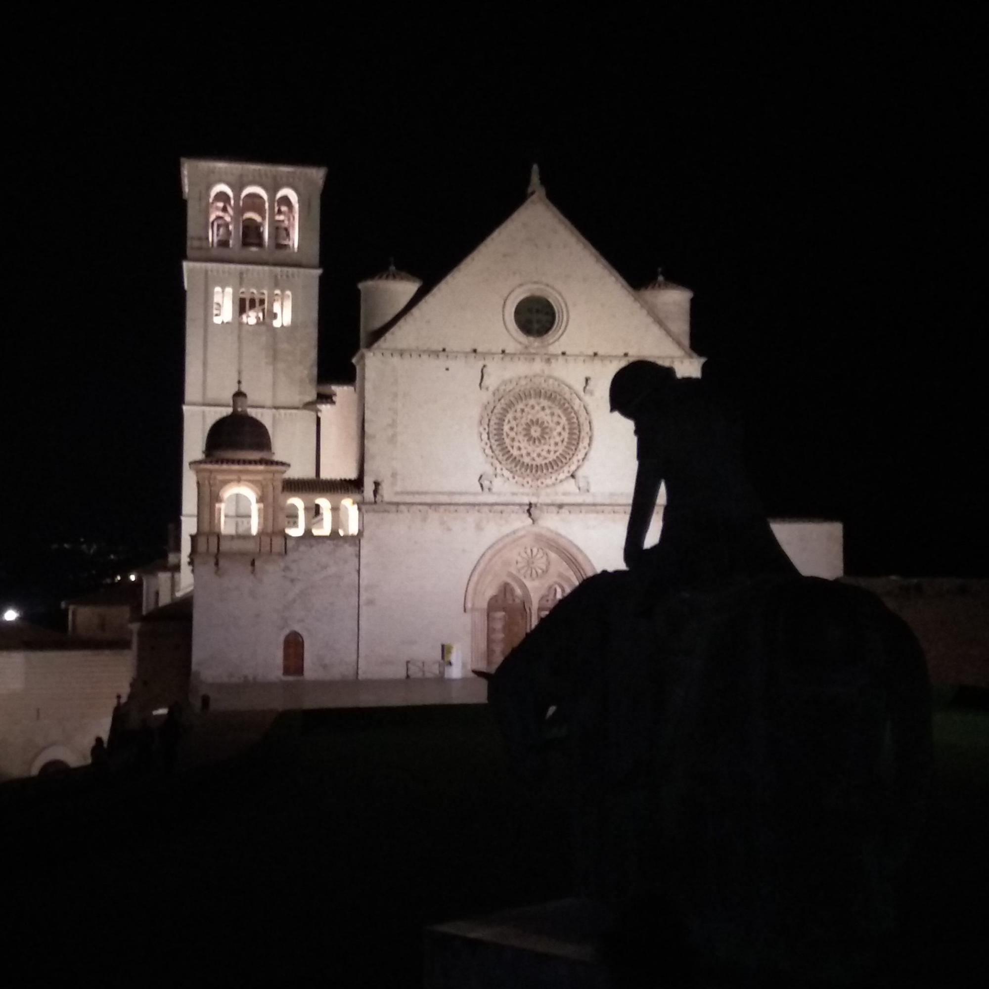 Kathedrale von Assisi bei Nacht