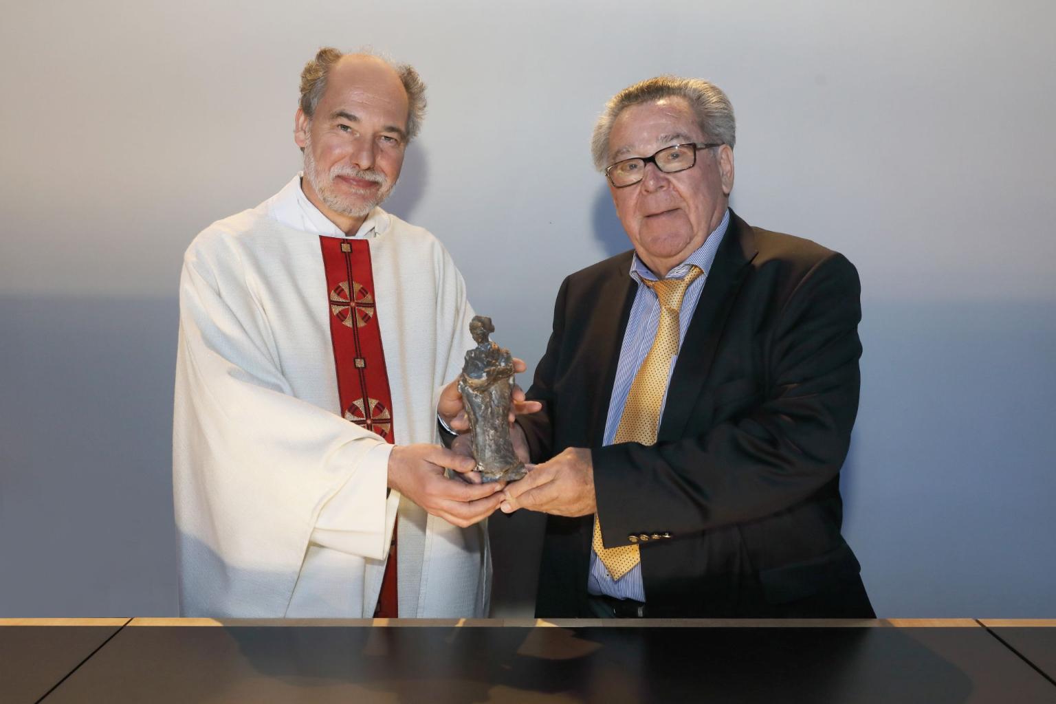 Pfarrer Stefan Schäfer dankt Peter E. Eckes für sein großherziges Engagement (c) A. Sell