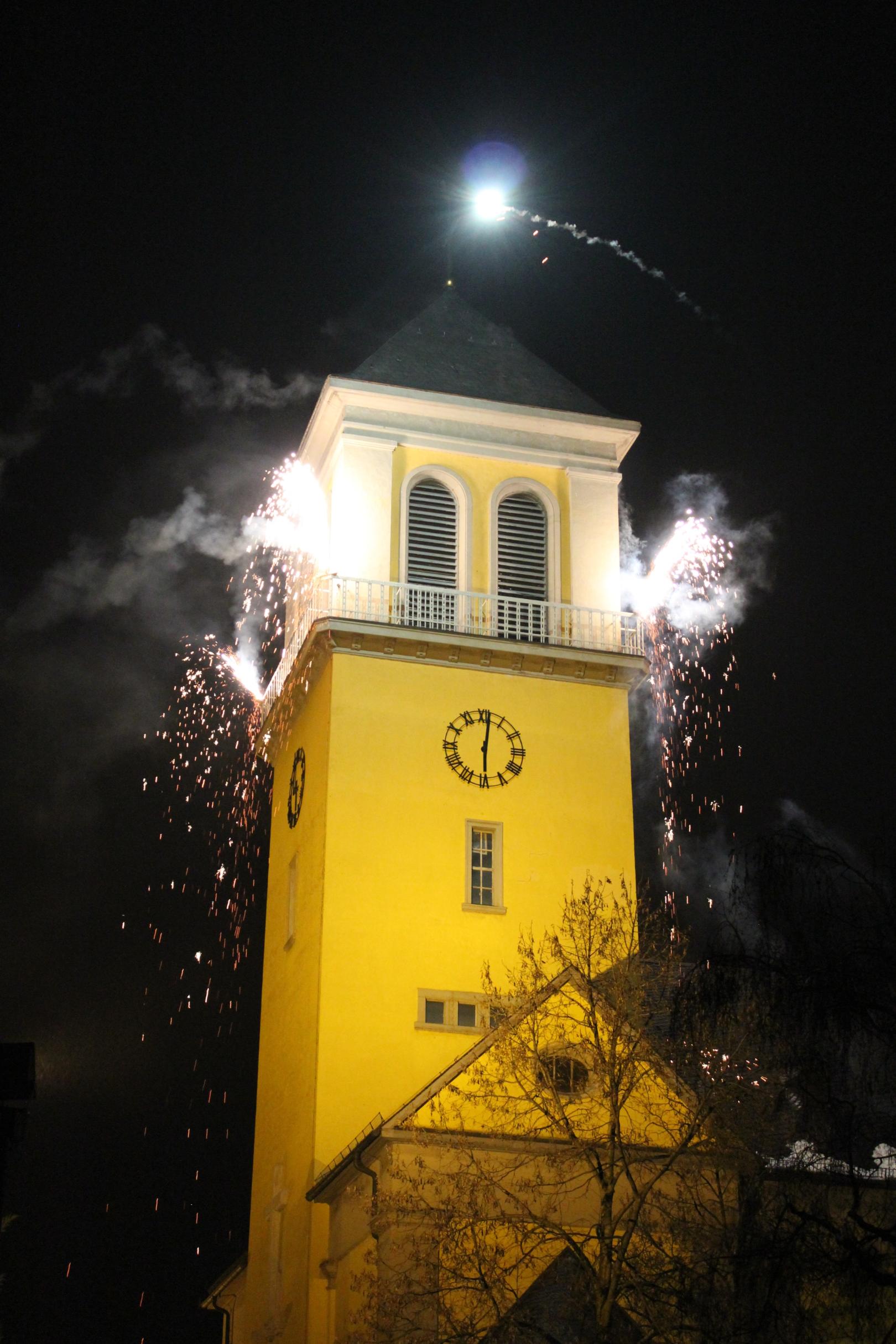 Kirchturm Feuerwerk (c) Mariä Himmelfahrt