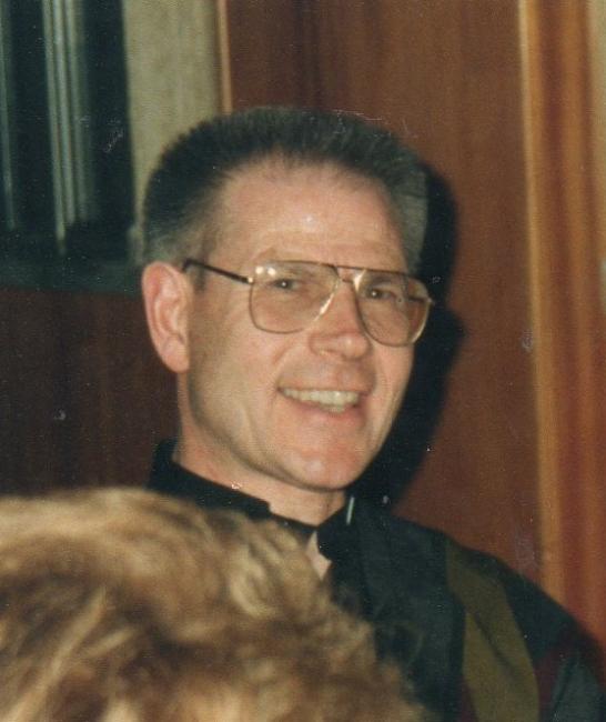 Archivfoto: Pfarrer Wessel im Kreise früherer Messdiener (c) pfr-wessel-av