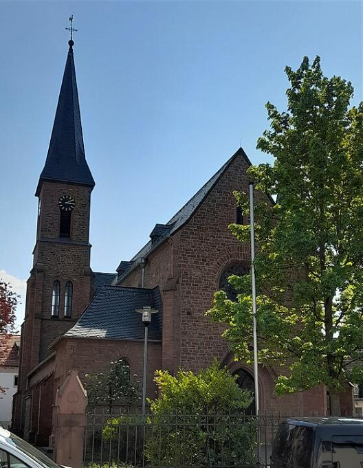 Außenansicht der katholischen Kirche St. Sebastian in Mühlheim-Dietesheim von Norden