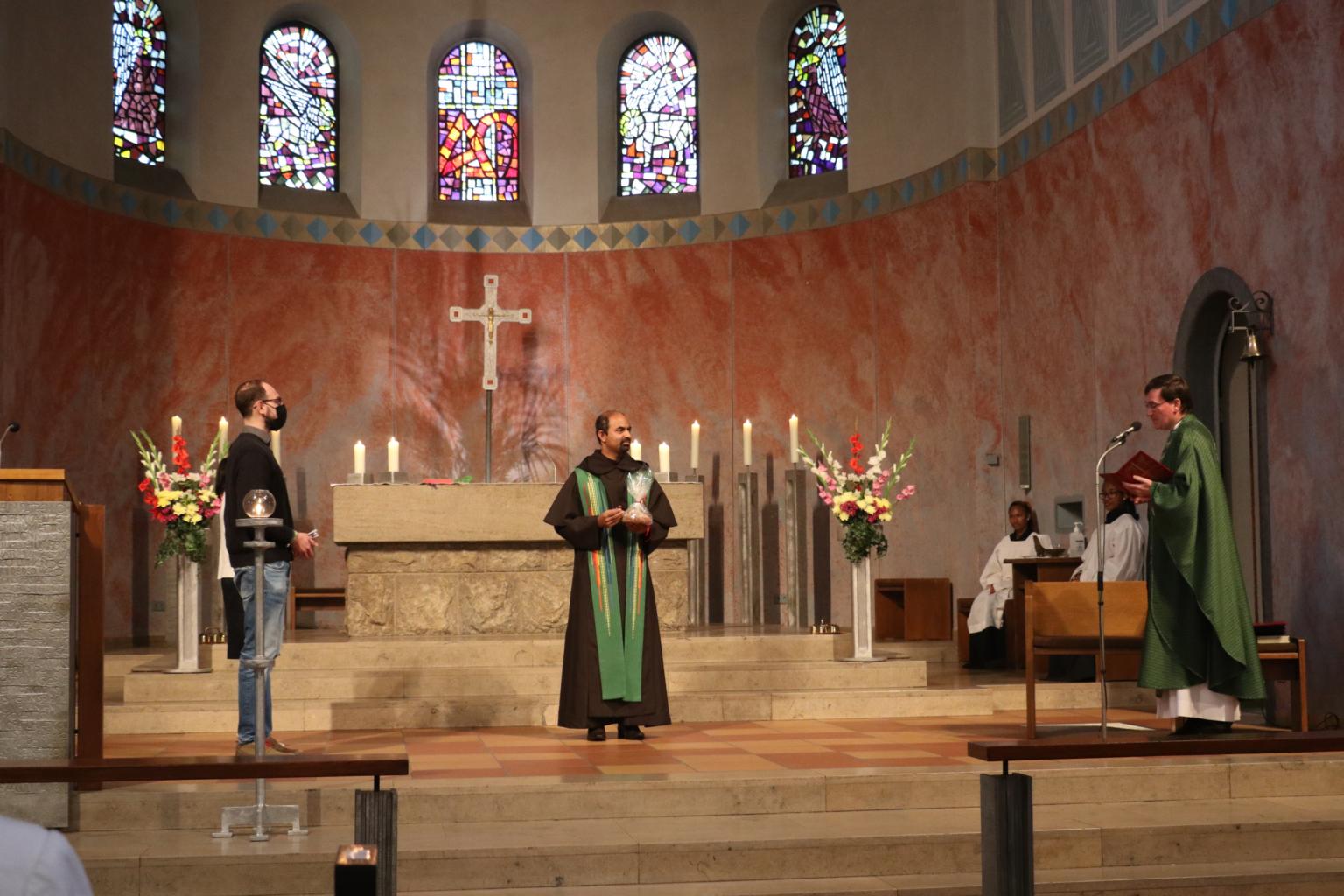 Pfarrer Martin Berker begrüßt Pater Pius Kandathil als neuer Kaplan in St. Josef (c) D. Thiel