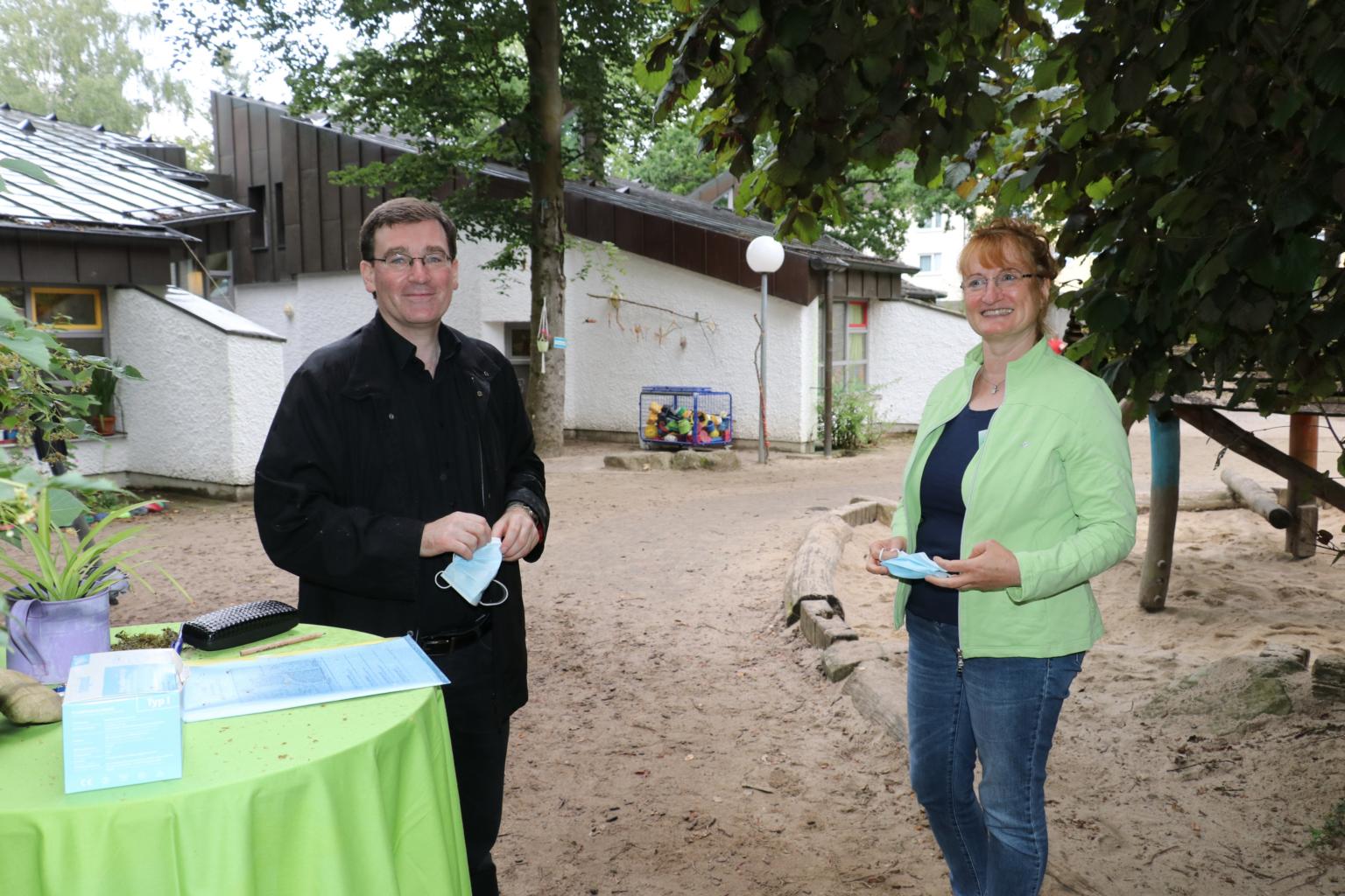 Pfarrer Martin Berker und die Leiterin der katholische Kindertageseinrichtung St. Franziskus, Frau Claudia Sturm (c) D. Thiel