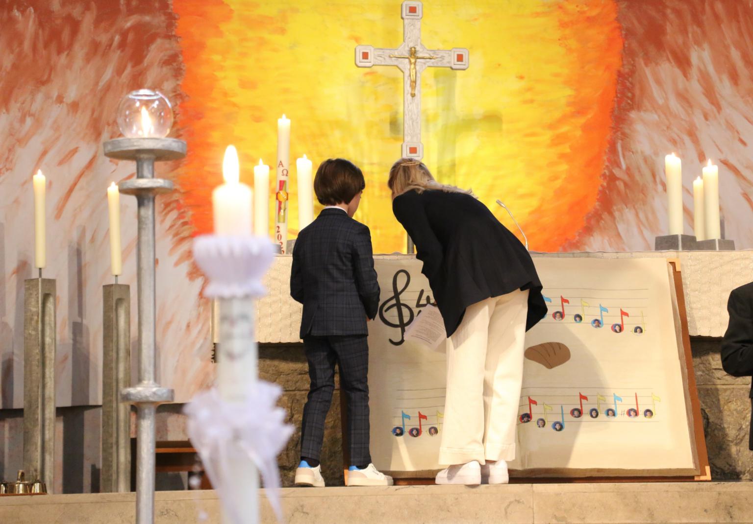 Feierliche Erstkommunion in St. Josef 2022- „Wir sind Töne in Gottes Melodie“ (c) D. Thiel