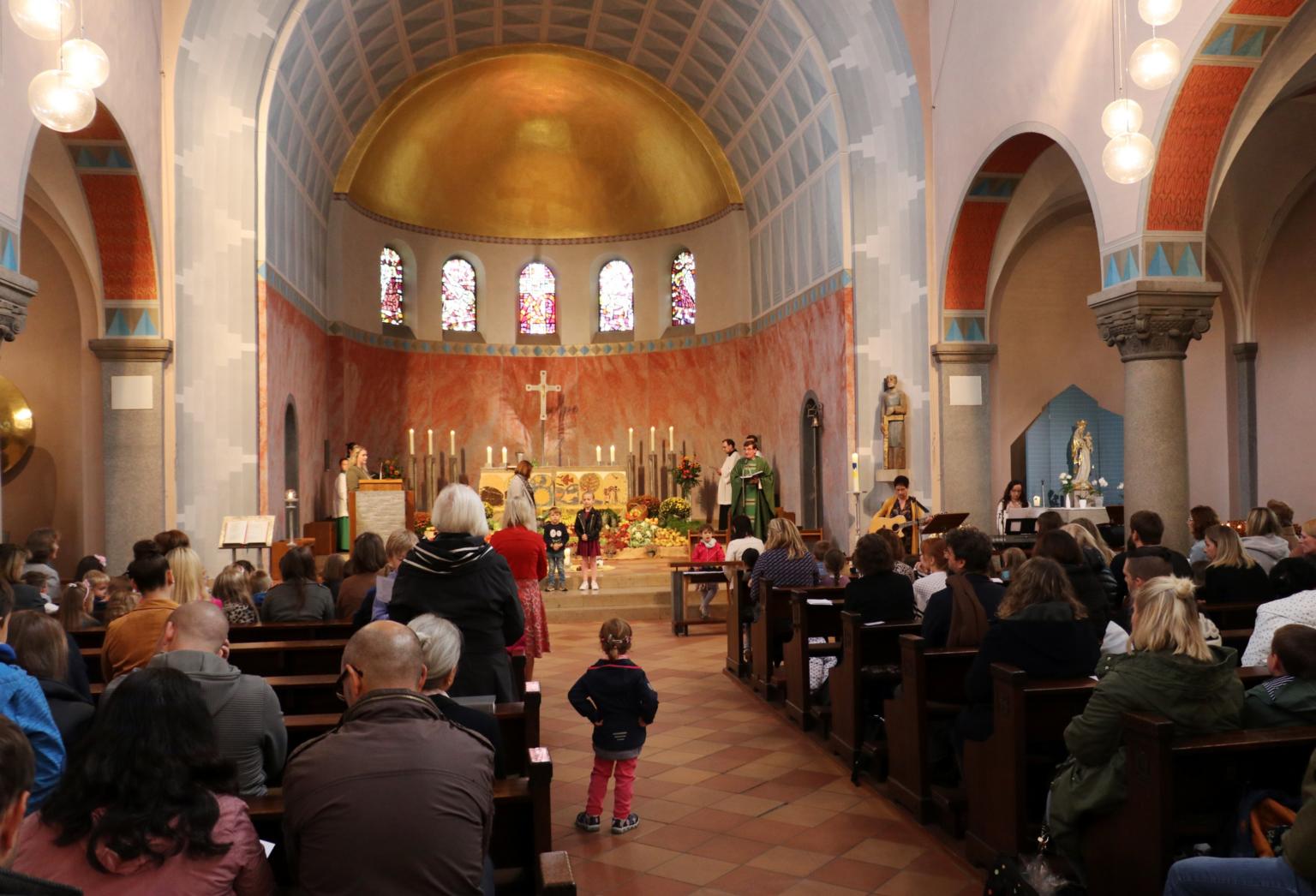 Die Kita St. Josef hatte den Familiengottesdienst inhaltlich und musikalisch gestaltet . (c) D. Thiel