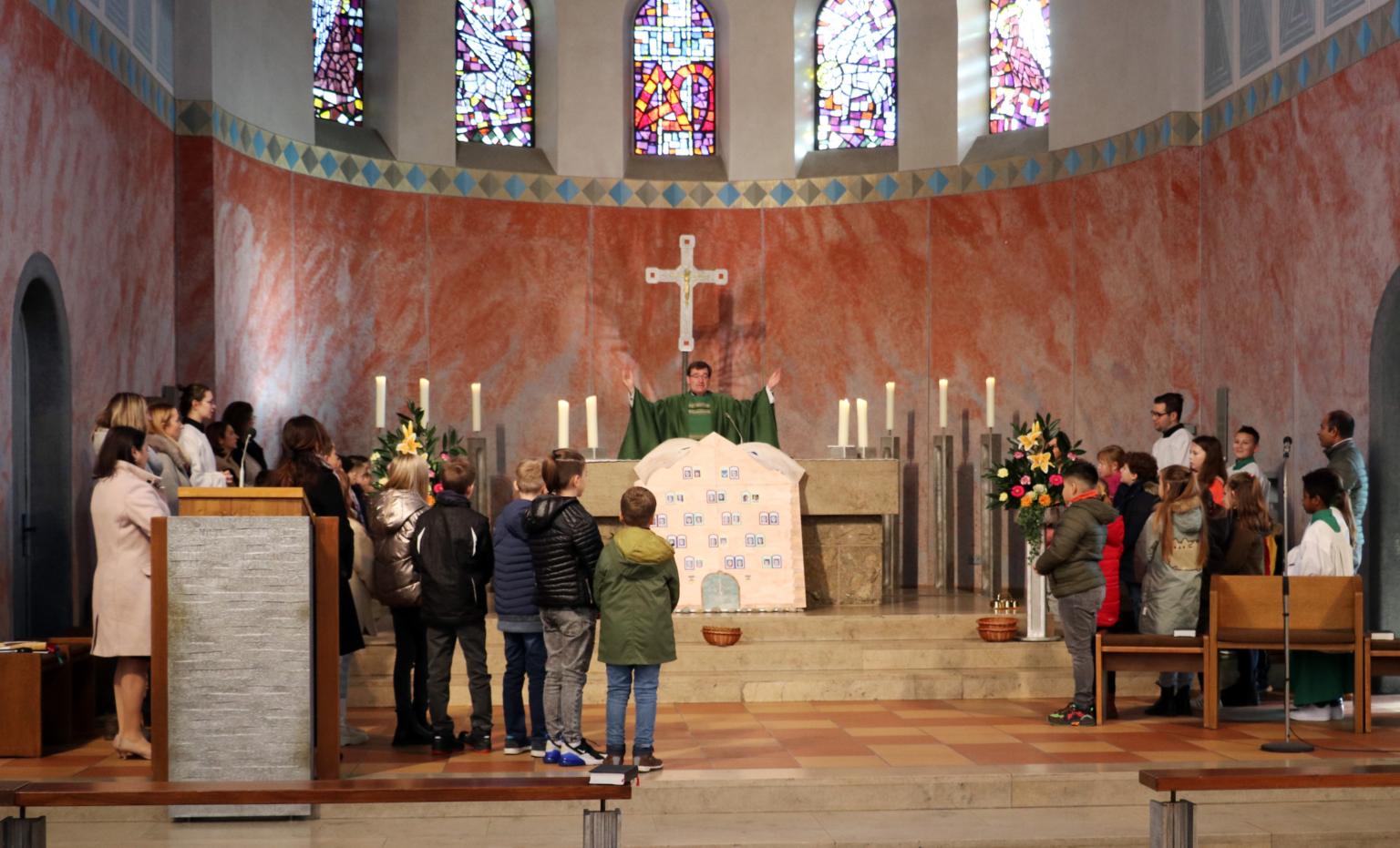 Die Erstkommunionkinder beim Vaterunser am Altar. (c) D. Thiel