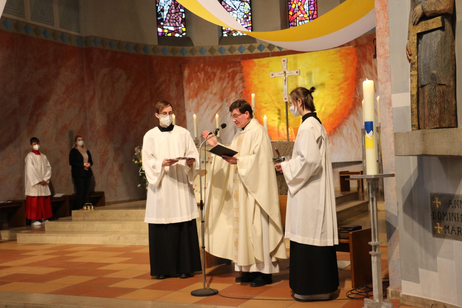 Pfarrer Martin Berker segnet die Kreuze (c) D. Thiel