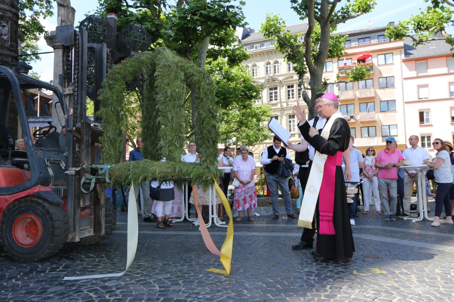 Bischof Peter Kohlgraf segnet die Richtkrone (c) D. Thiel