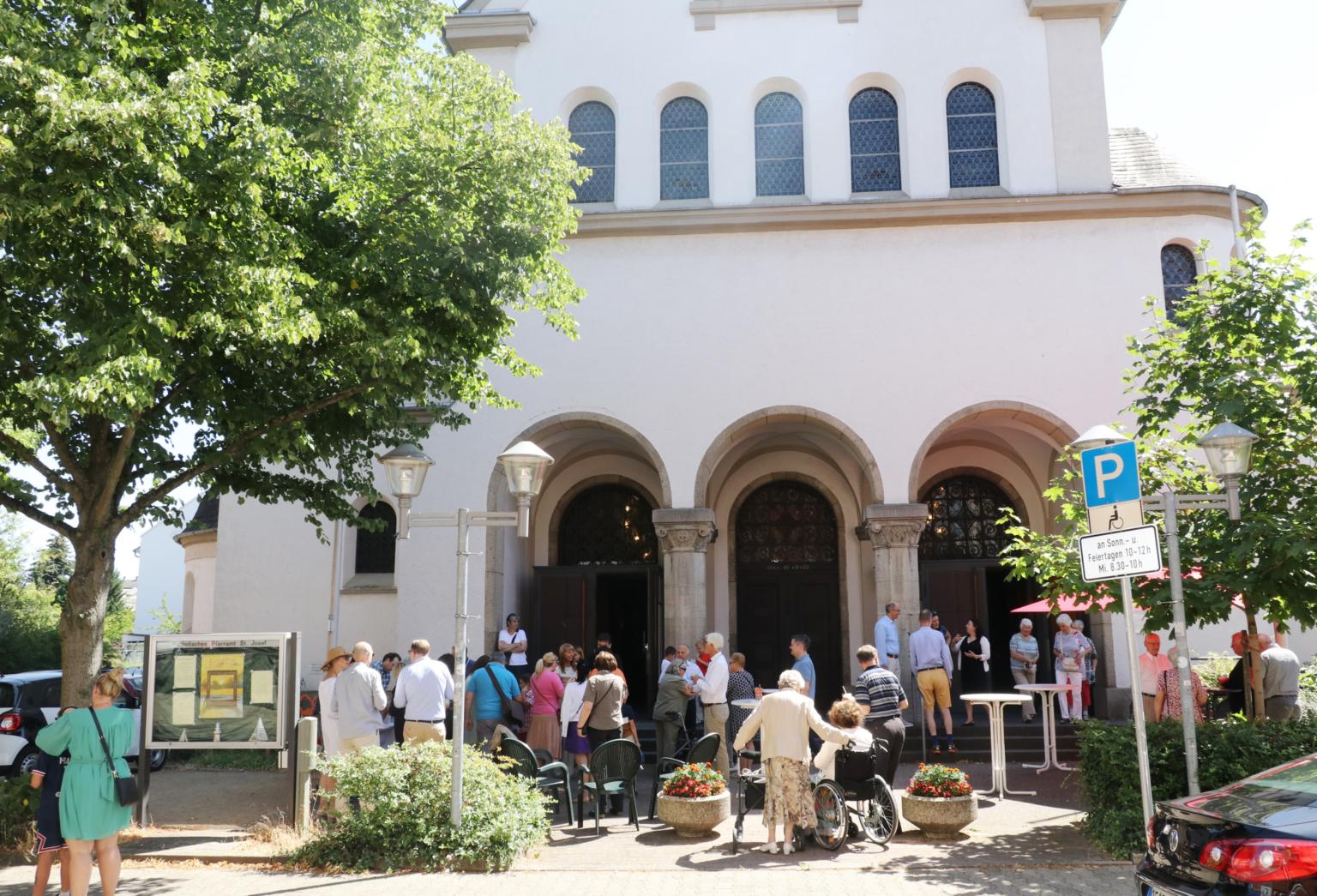 „Pfarrgemeinderatsch“ vor der Kirche (c) D. Thiel