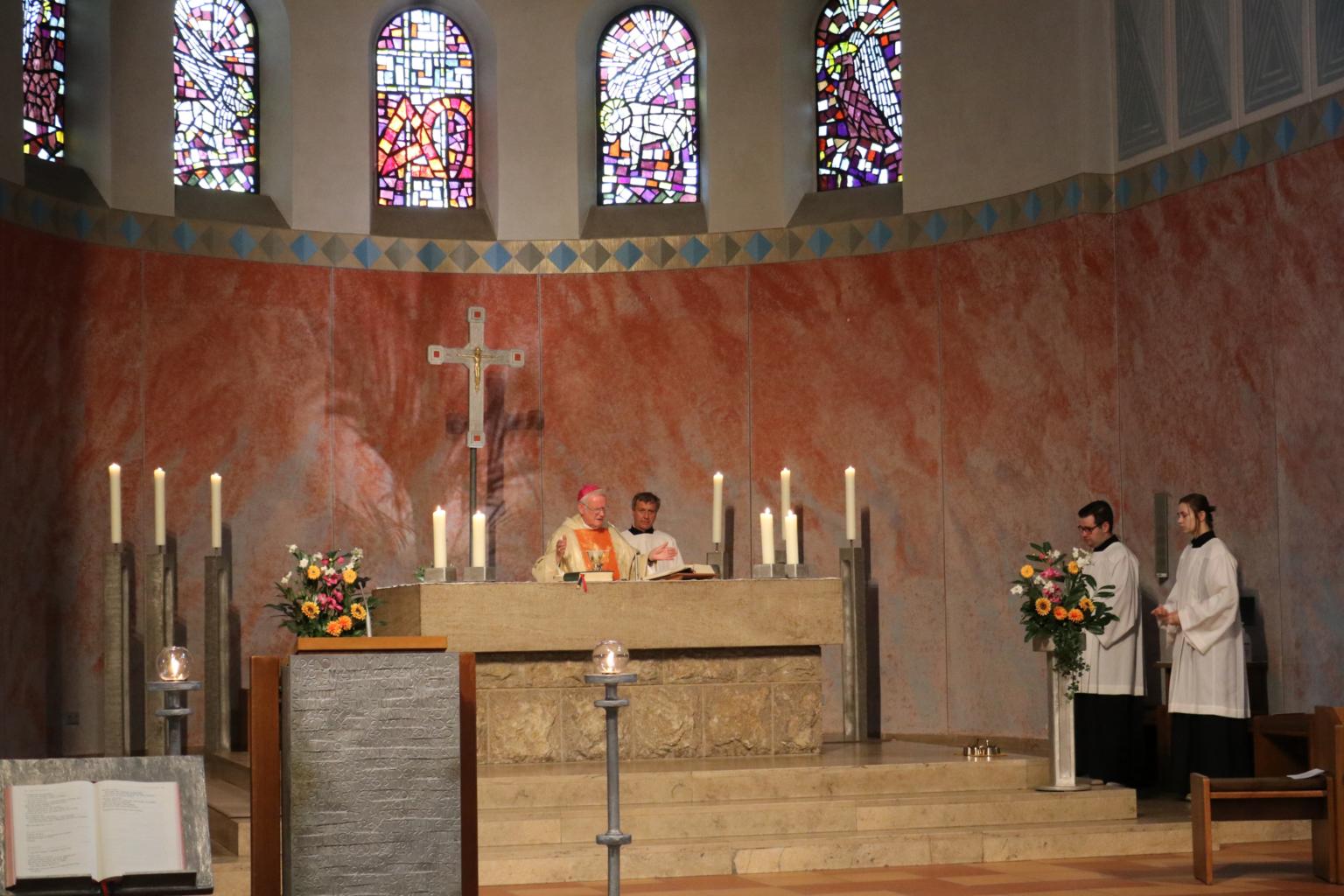 Bischof em. Dr. Friedhelm Hofmann in der Kirche St. Josef in Neu-Isenburg (c) D. Thiel
