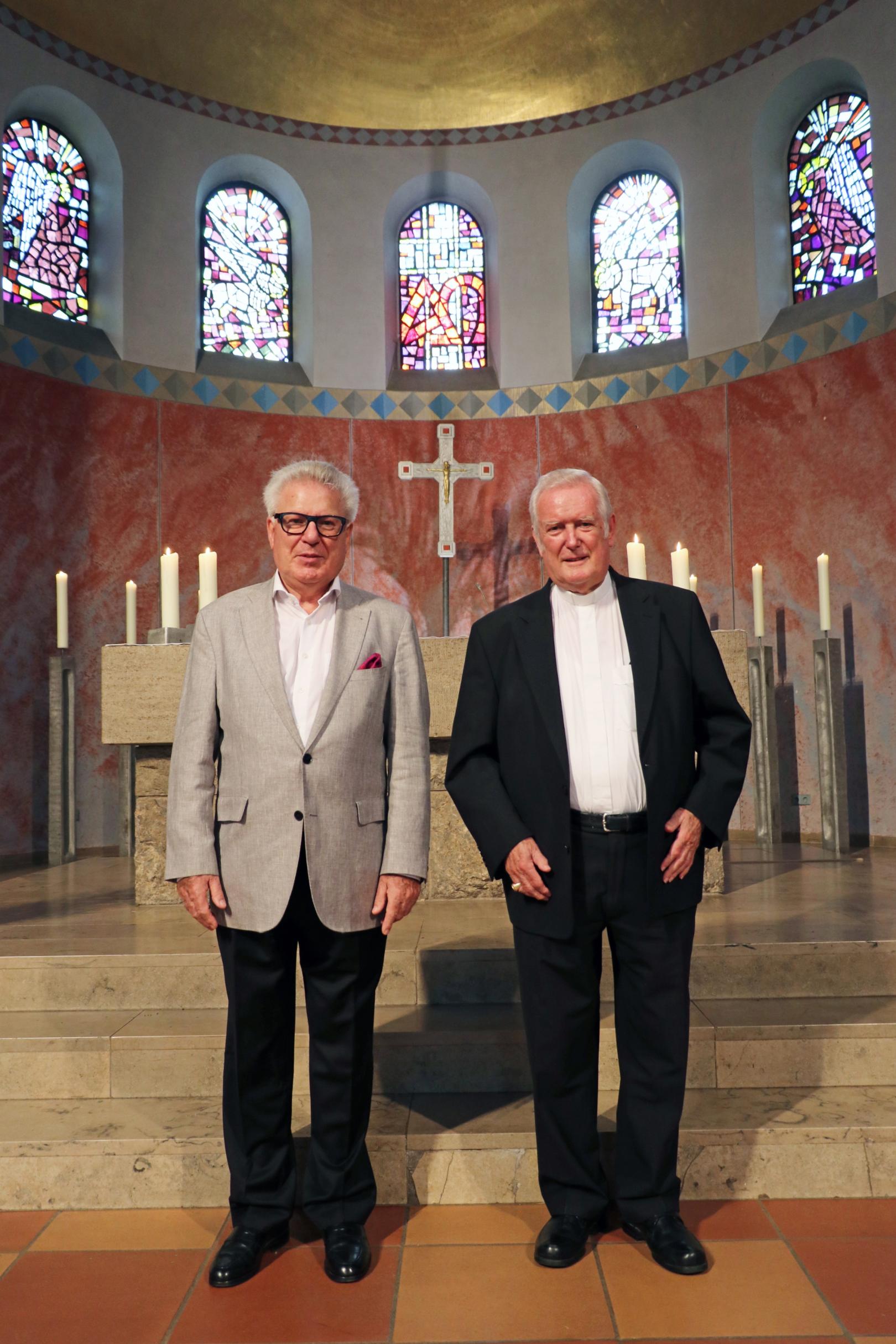 Hans-Joachim Rummel und Bischof em. Dr. Friedhelm Hofmann in der Kirche St. Josef (c) D. Thiel