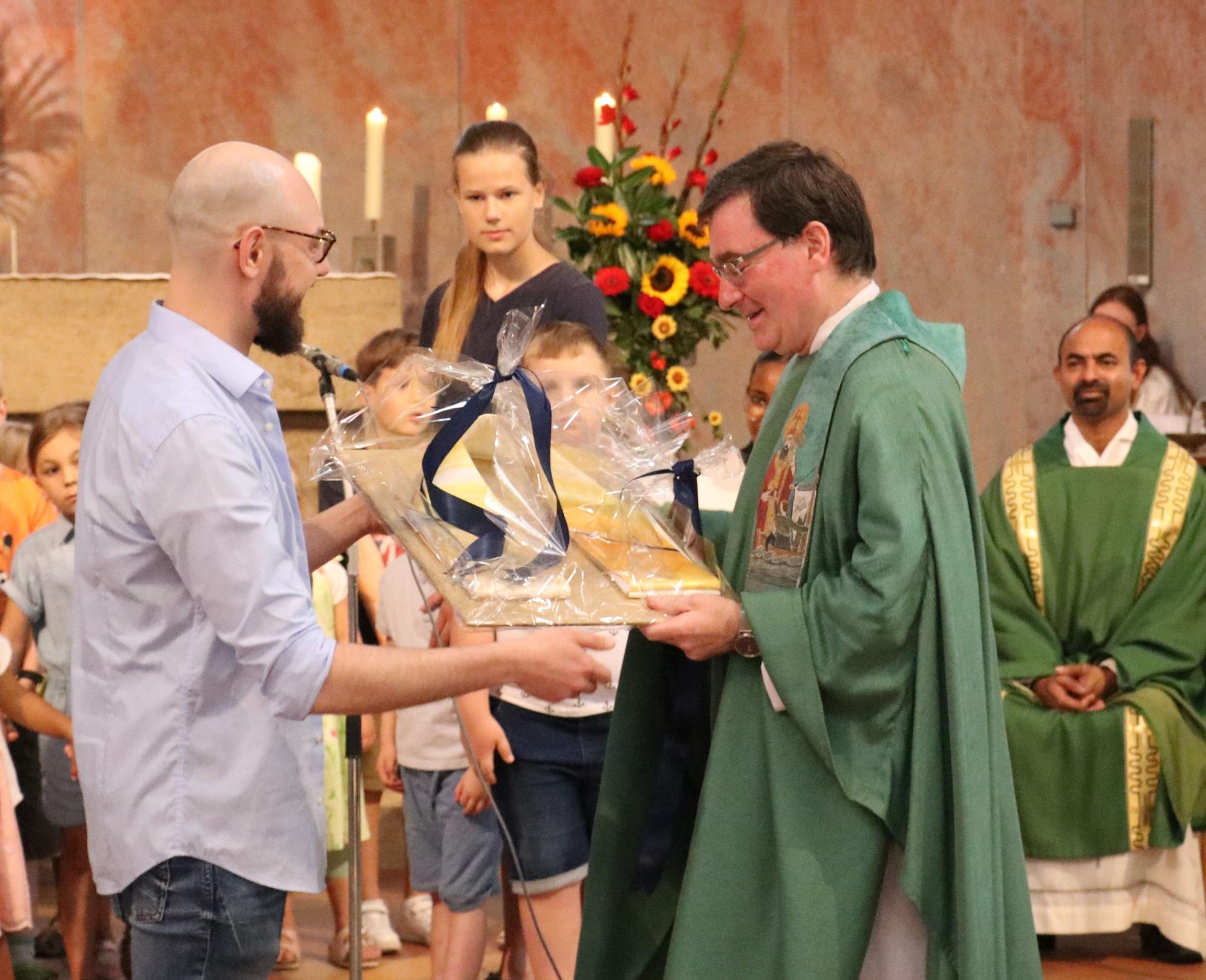 Als Geschenk seiner Gemeinde erhielt Pfarrer Martin Berker eine neue, Stola. (c) D. Thiel