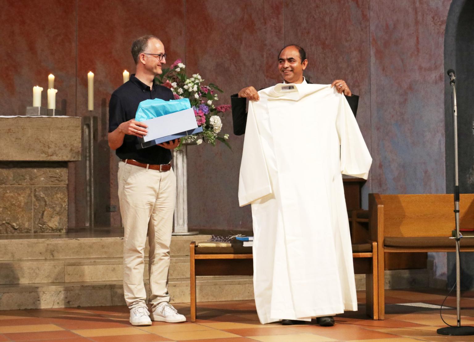Als Abschiedsgeschenk der Gemeinde erhielt Pater Pius eine Mantelalbe. (c) D. Thiel