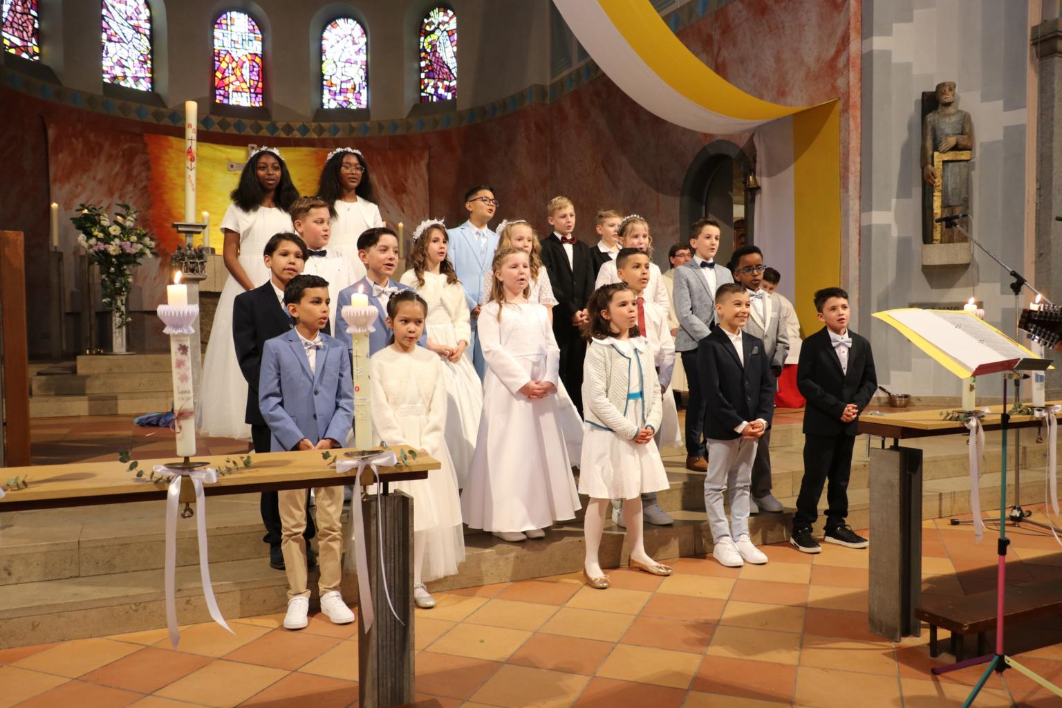 Die Kinder singen das Mottolied. (c) D. Thiel