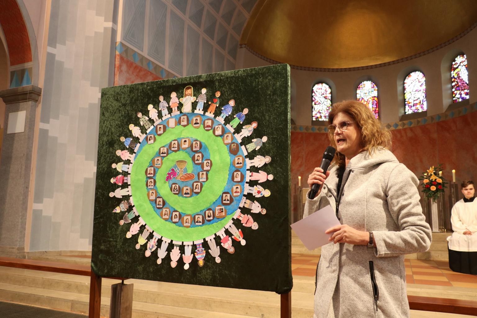 Gemeindereferentin Susanne Sturm stellt das diesjährige Motto vor. (c) Dietmar Thiel