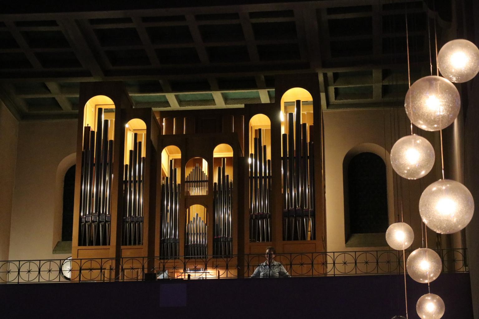 Elvira Schwarz vor der Göckel-Orgel in St. Josef (c) D. Thiel