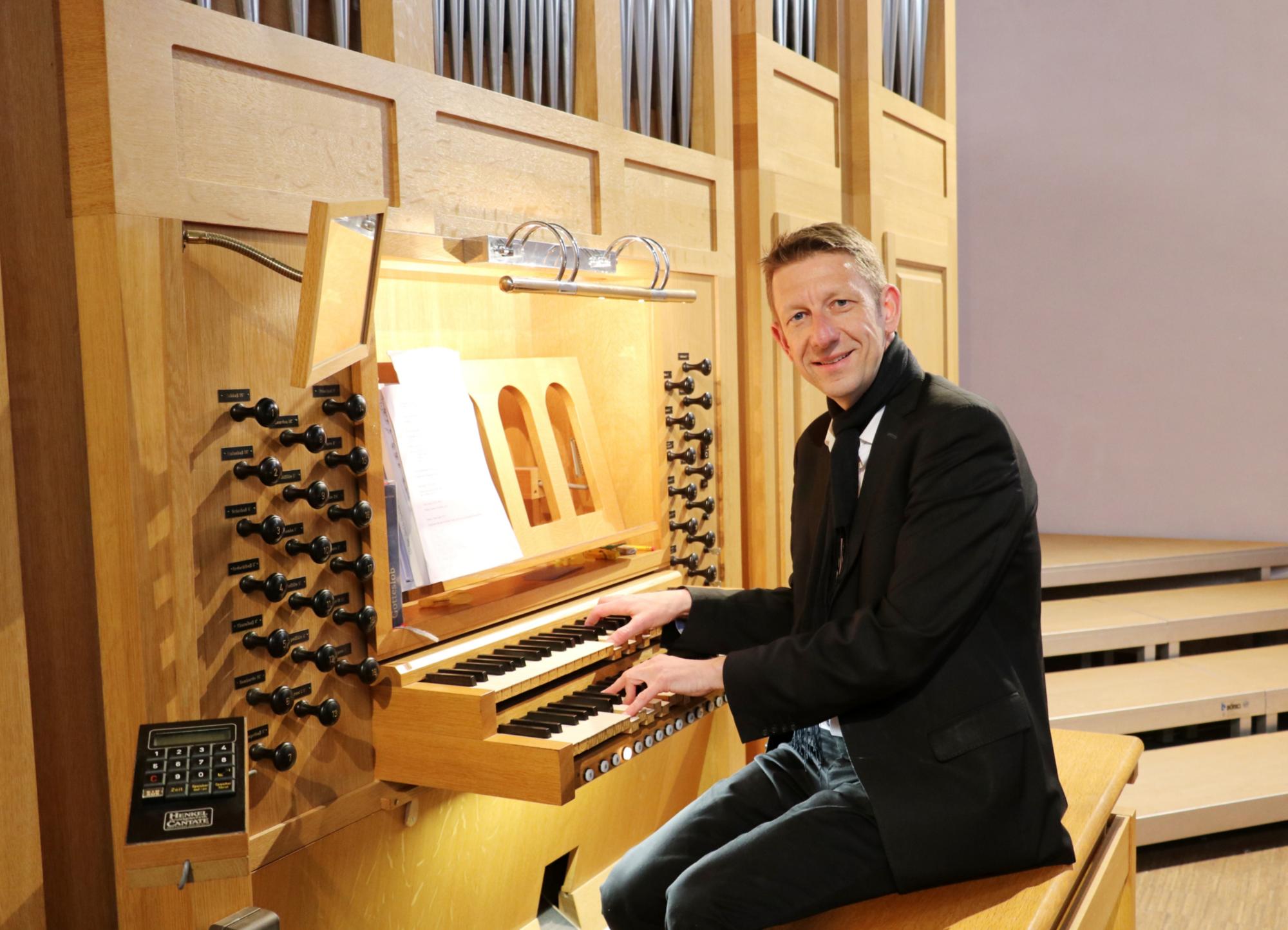 Prof. Ruben J. Sturm an der Göckel Orgel von St. Josef in Neu-Isenburg.
