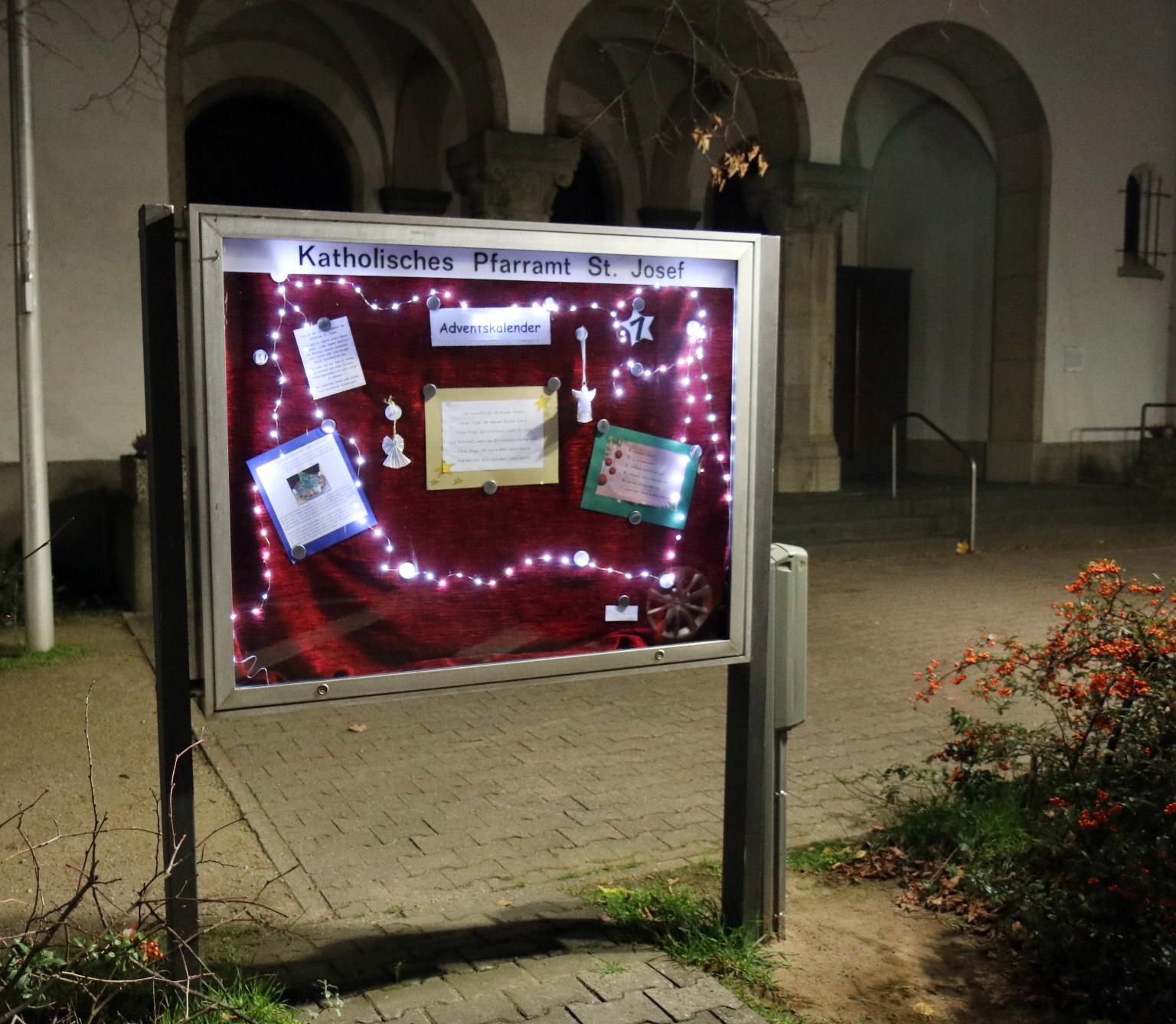 Der Schaukasten von St. Josef wird zum Adventskalender (c) D. Thiel