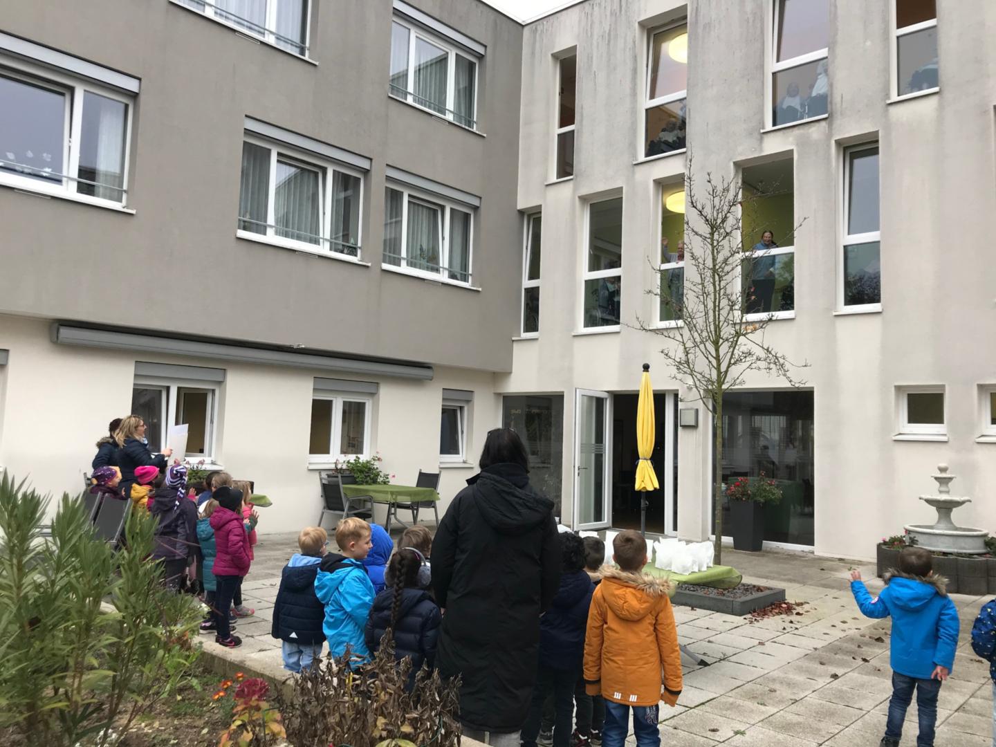 Die Erzieherinnen brachten mit den Kindern zusammen ein Licht vor das Pflegeheim für an Demenz erkrankte Menschen „Haus an der Königsheide“ (c) Kita St. Josef N-I
