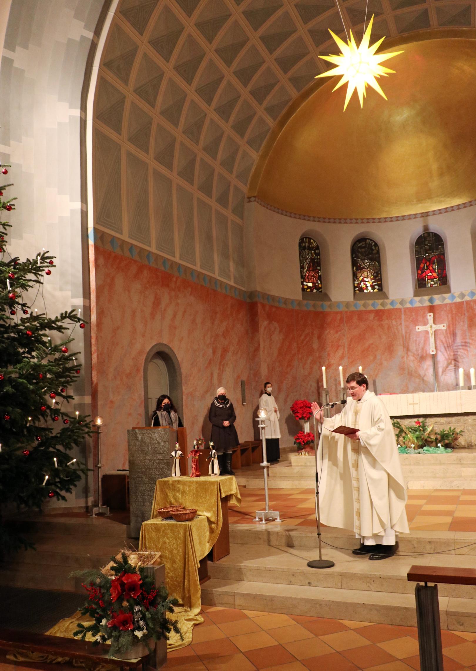 Im Gottesdienst am 06. Januar, in der Kirche St. Josef, wurden die Segensaufkleber 2021 gesegnet. (c) D. Thiel