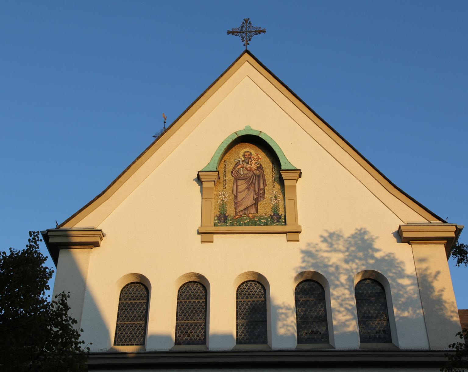 Josefmosaik am Giebel unseres Kirchenportals (c) D. Thiel