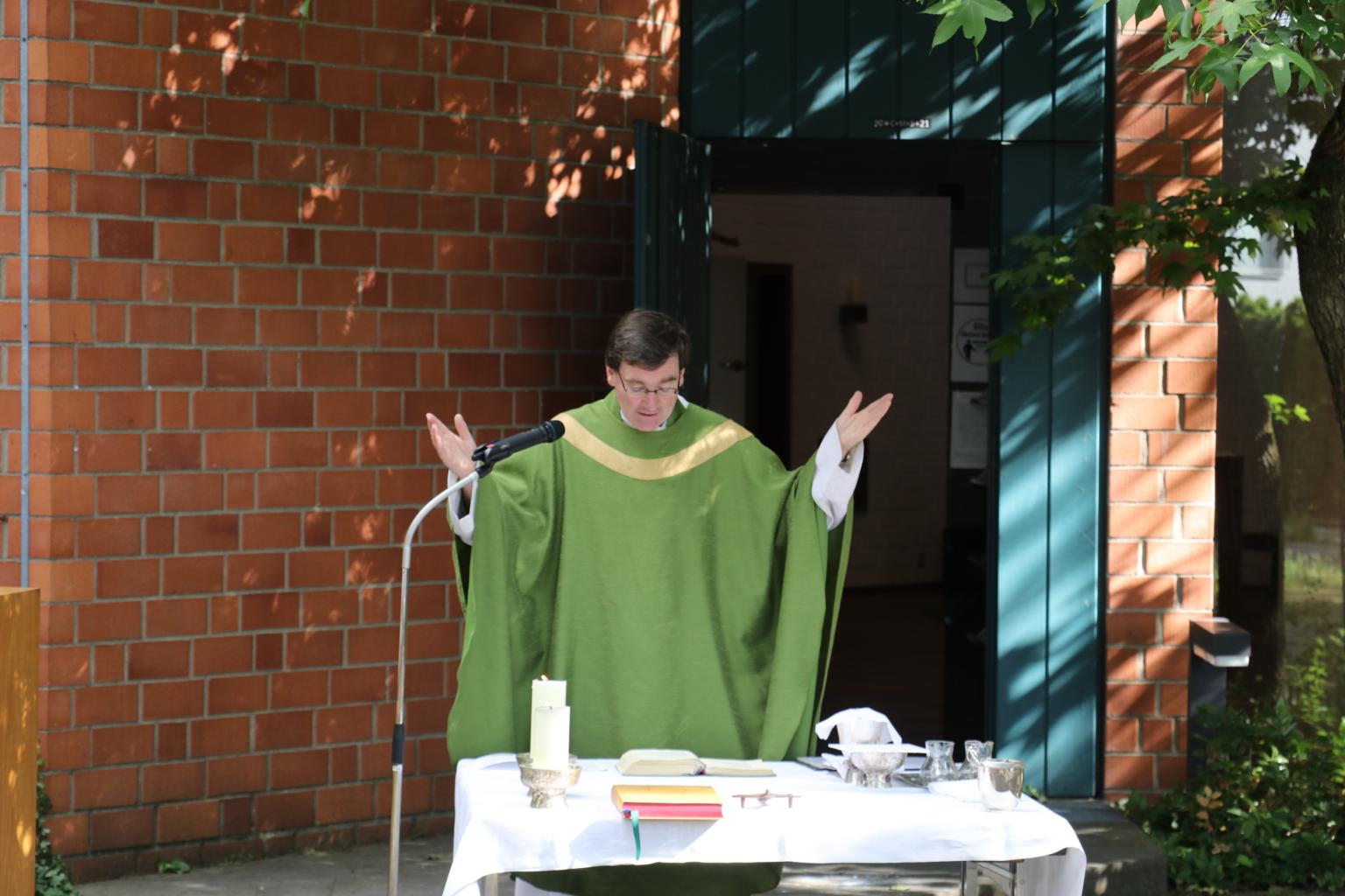 Pfarrer Martin Berker beim Zweiradgottesdienst in St. Nikolaus (c) D. Thiel