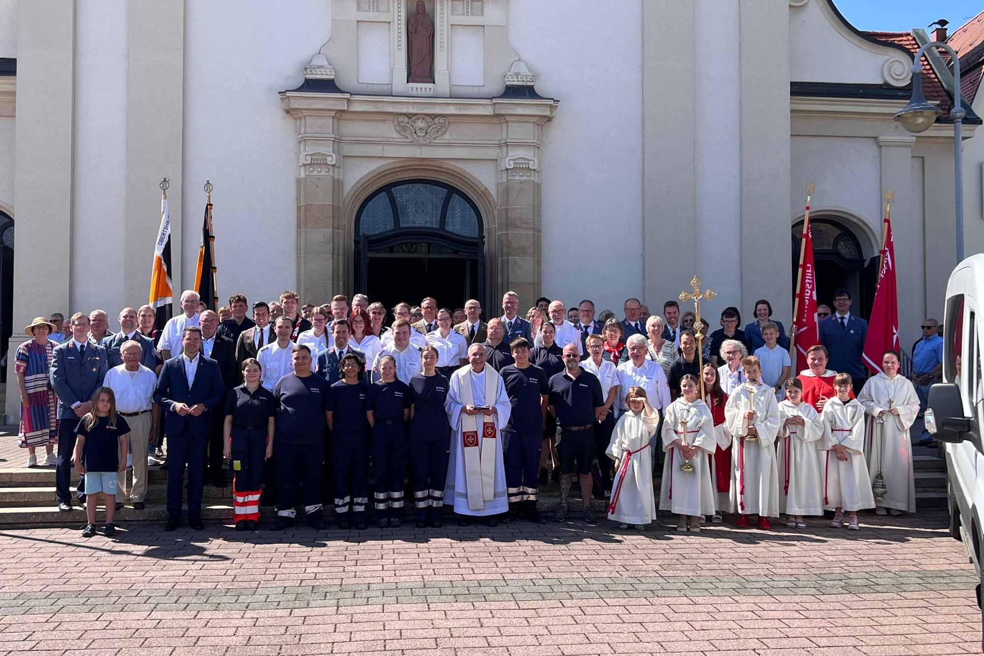 Die Maltester und ihre Gäste nach der Festmesse vor der Herz-Jesu-Kirche