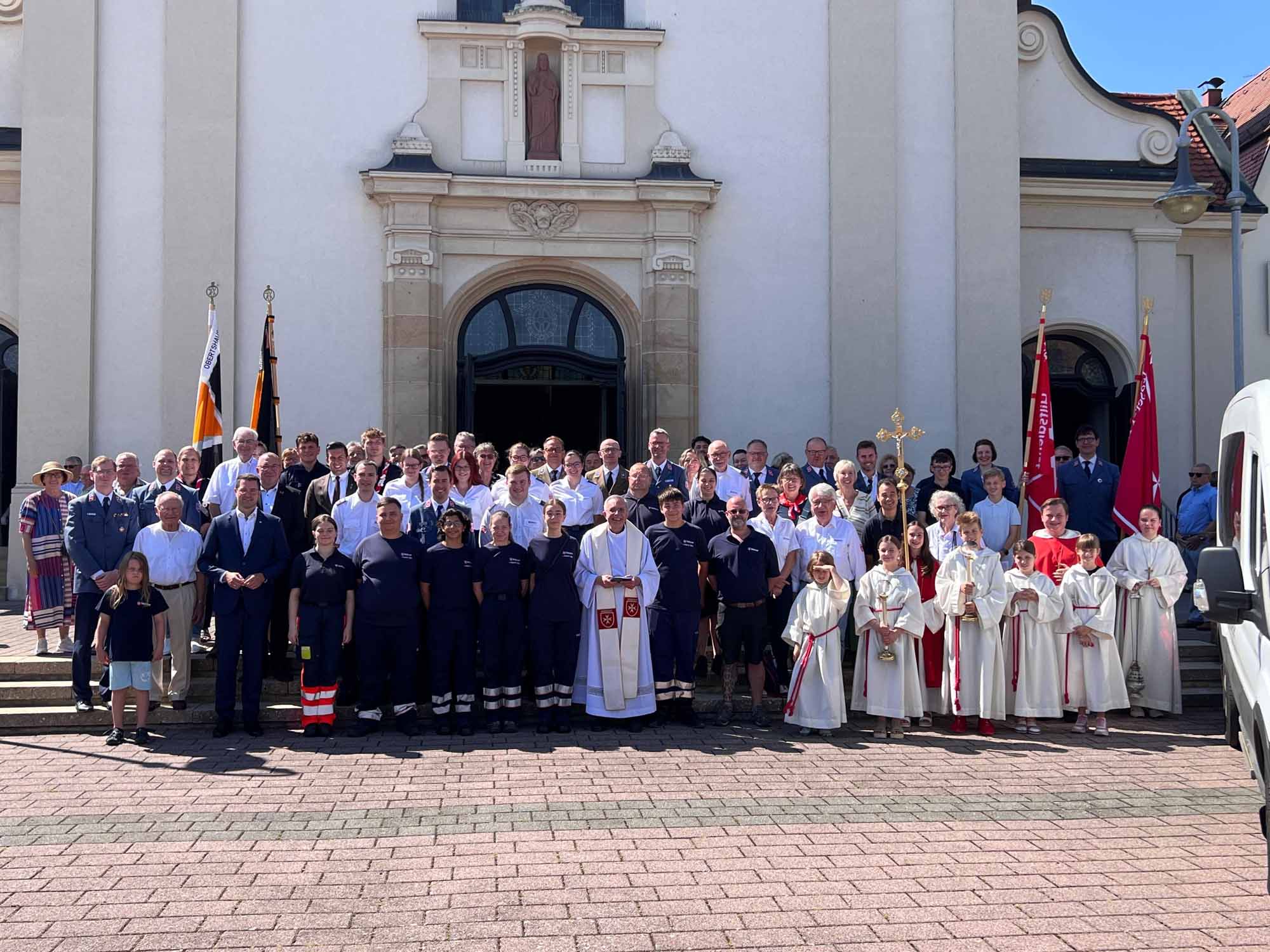 Die Maltester und ihre Gäste nach der Festmesse vor der Herz-Jesu-Kirche