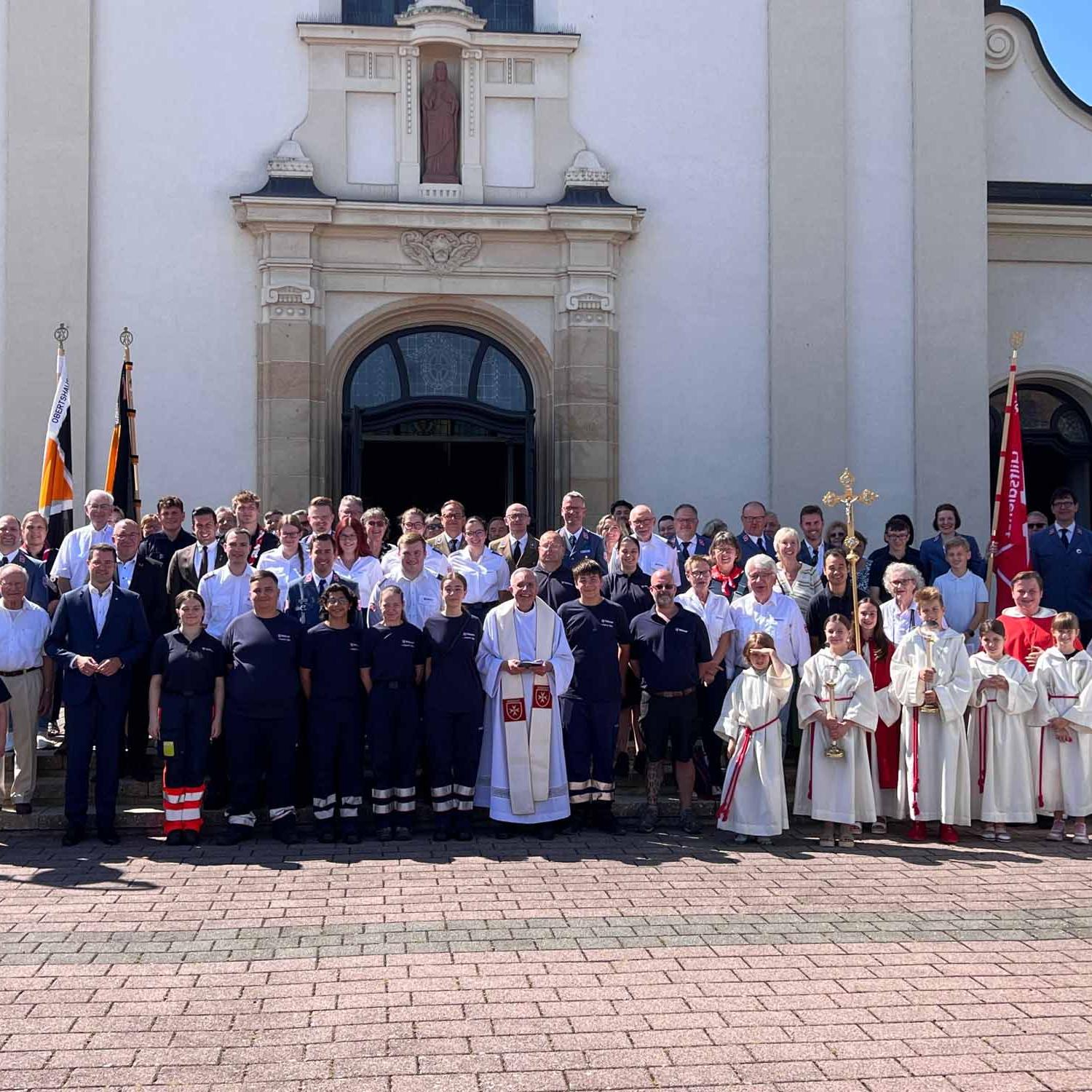 Die Maltester und ihre Gäste nach der Festmesse vor der Herz-Jesu-Kirche