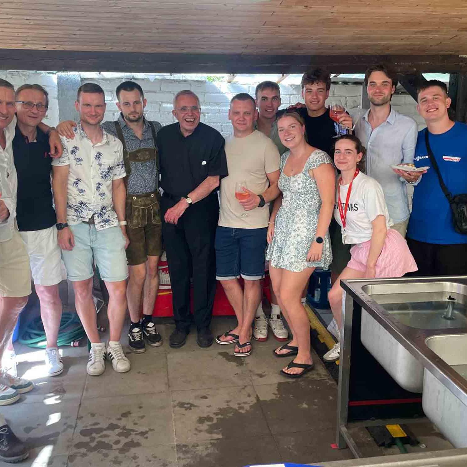 Gruppenbild des Pfarrfest-Orga-Teams und ein paar Teamern/Teamerinnen der Katholischen Jugend Obertshausen