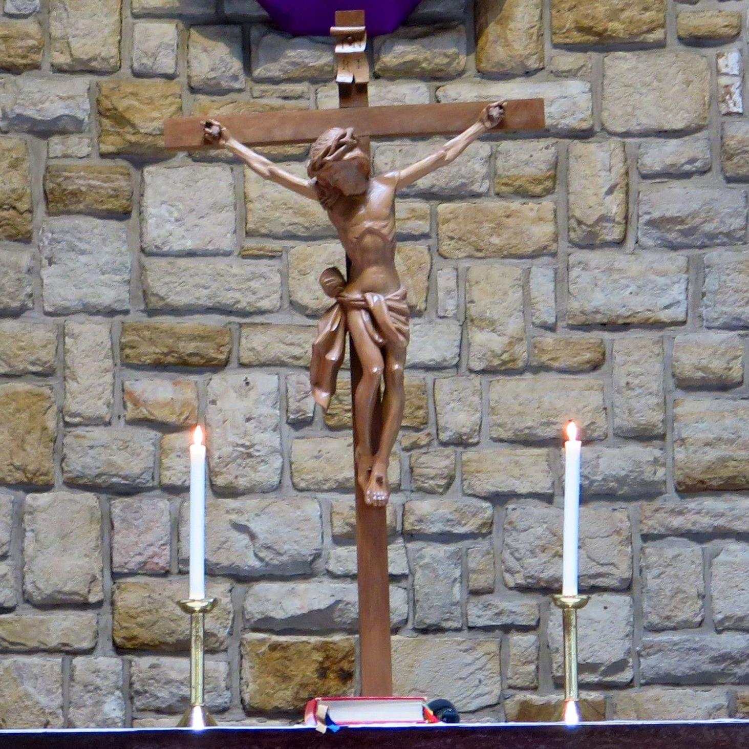 Holzkreuz auf dem Altar