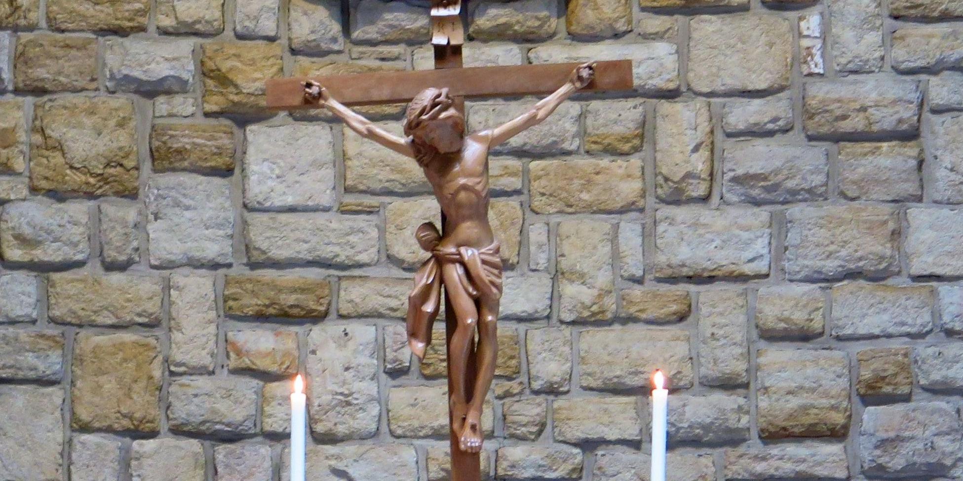 Holzkreuz auf dem Altar