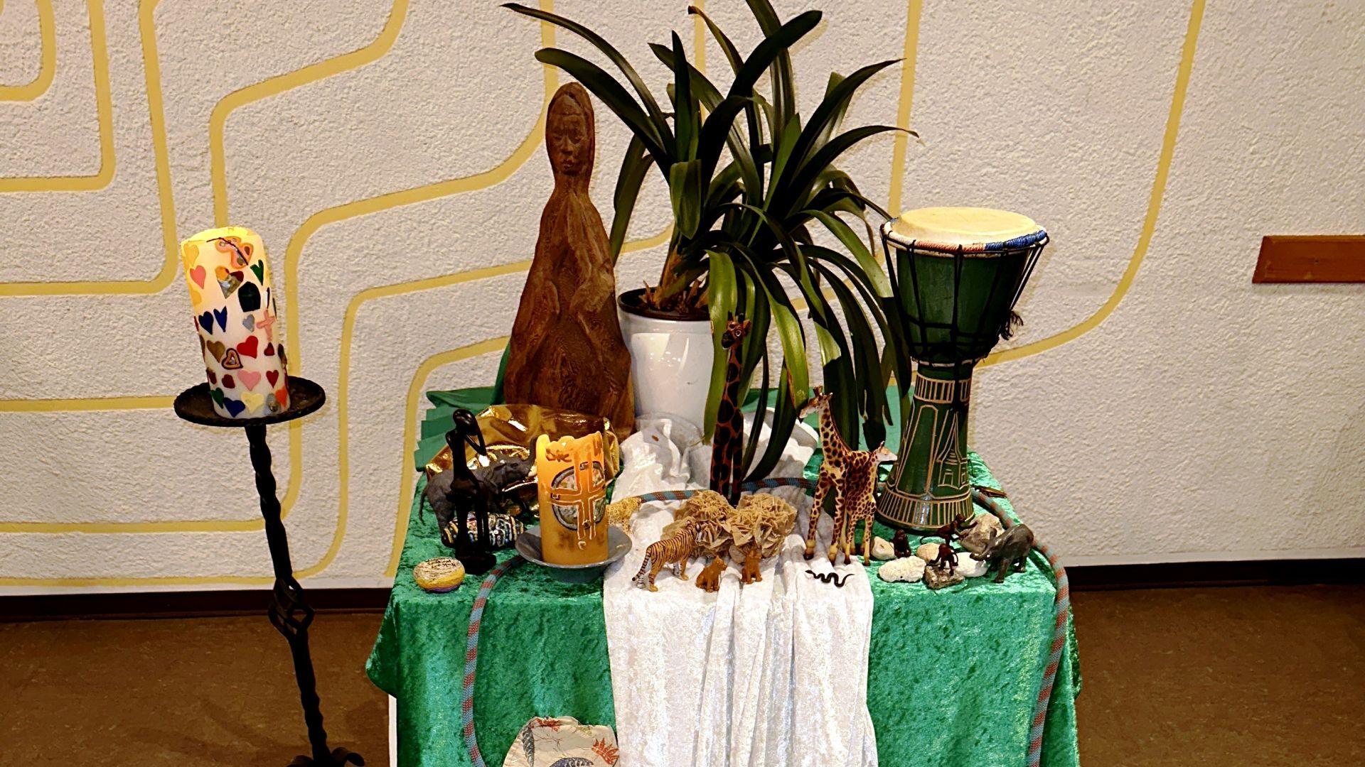 WGT2026: Passend zu dem Land und der Lebenssituation ist der Altar gestaltet