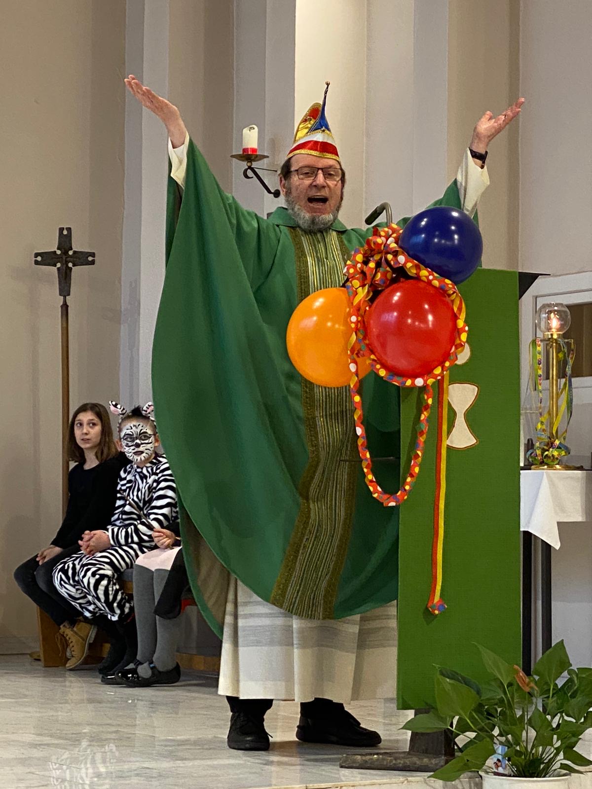 Pfarrer Braun hält die lebendige Predigt dem Anlass angemessen in Reimform (c) PGR Rodheim