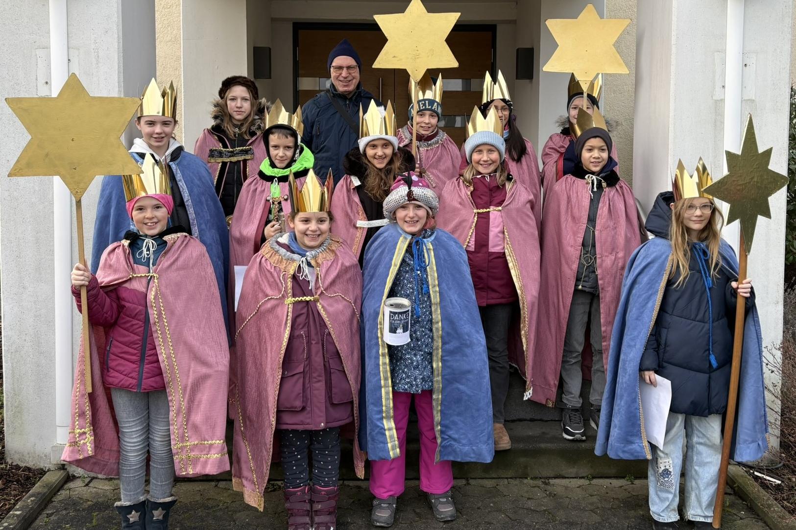 Die Rodheimer Sternsinger beim Aufbruch zu den Hausbesuchen – auch Pfarrer Norbert Braun übernahm spontan die Begleitung einer Gruppe