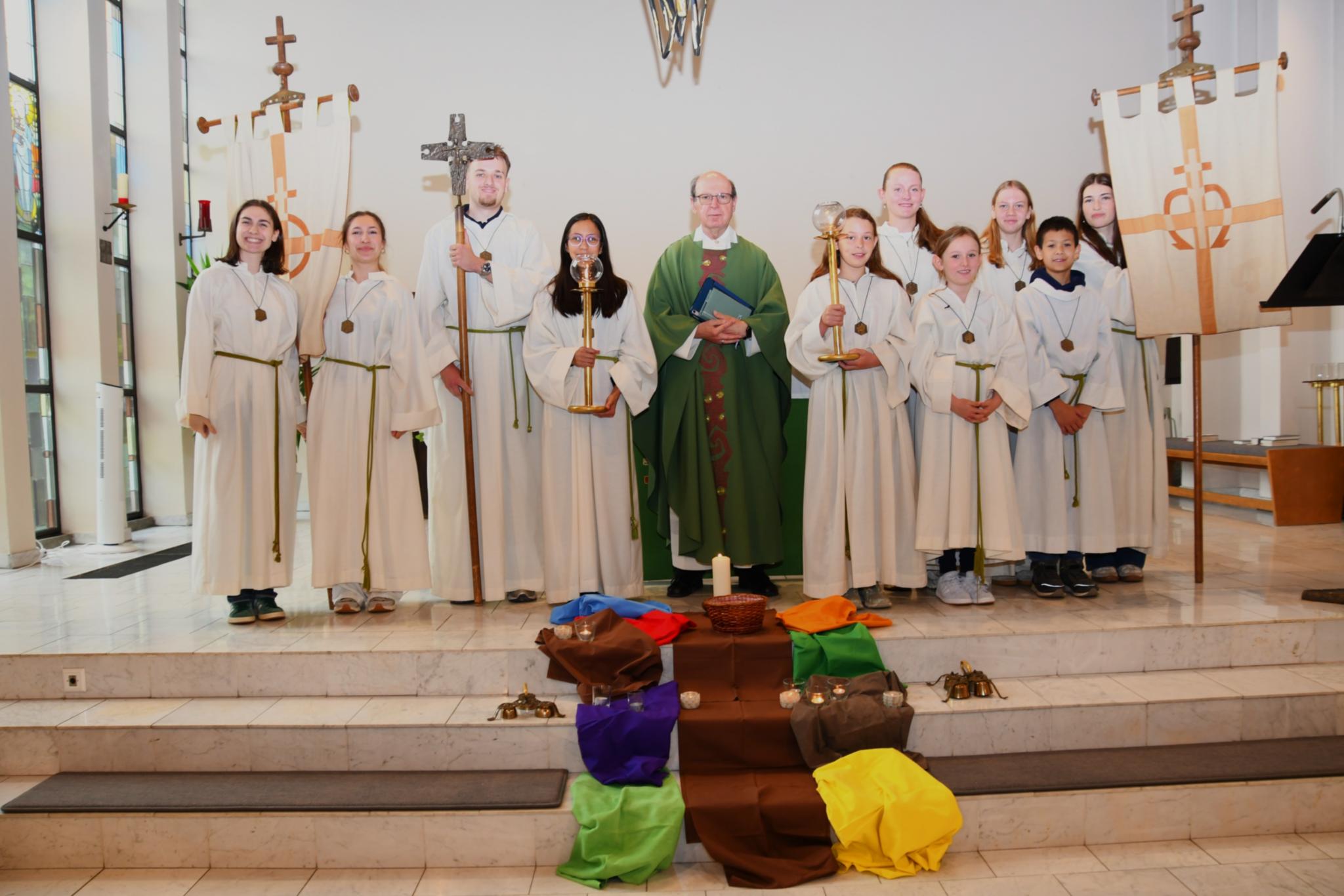 Die neuen Rodheimer Ministranten (rechts von Pfarrer Norbert Braun)