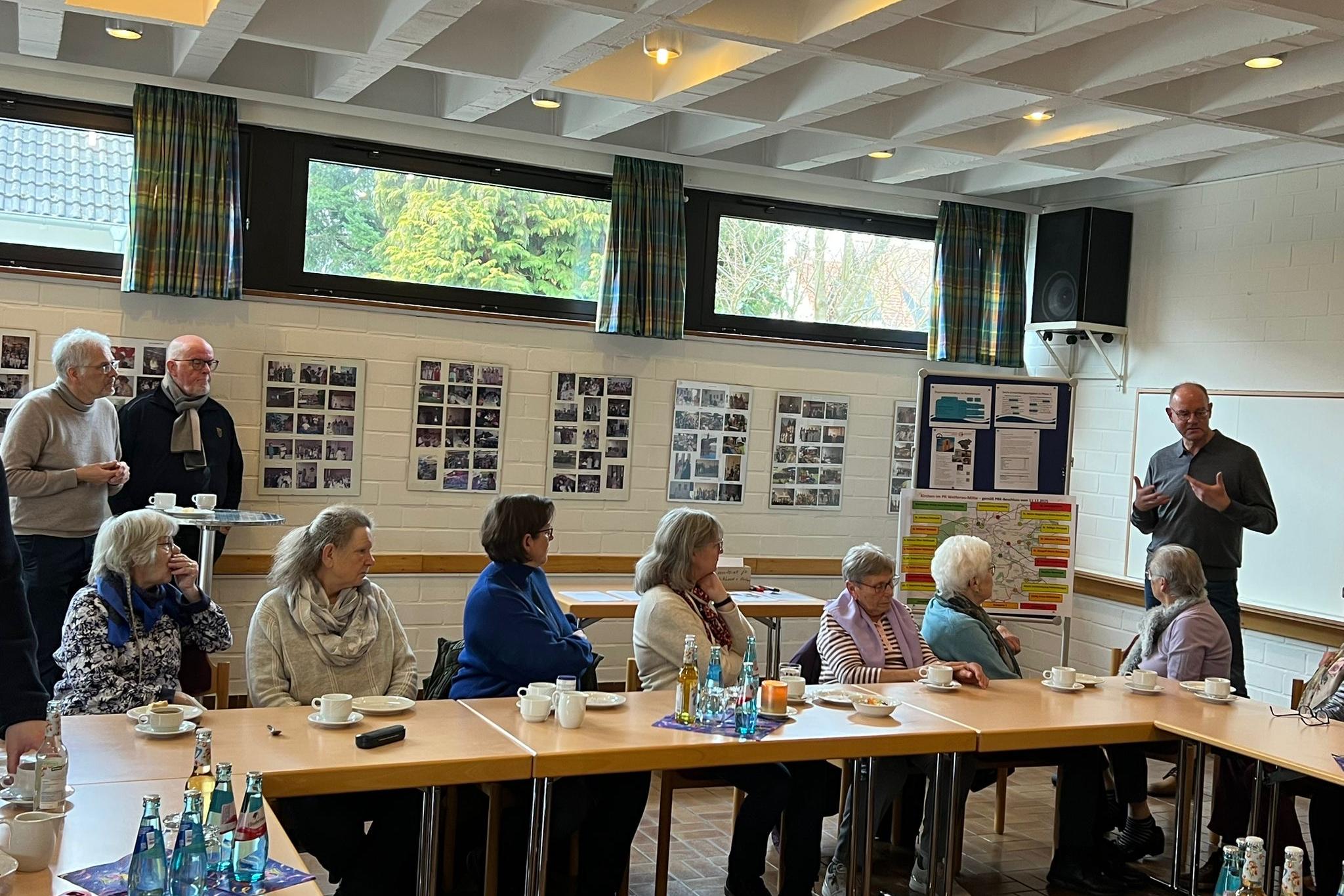 Aufmerksam folgen die zahlreichen Besucher den Ausführungen von Martin Schlosser zur Arbeit in den Projektgruppen im Pastoralraum Wetterau-Mitte