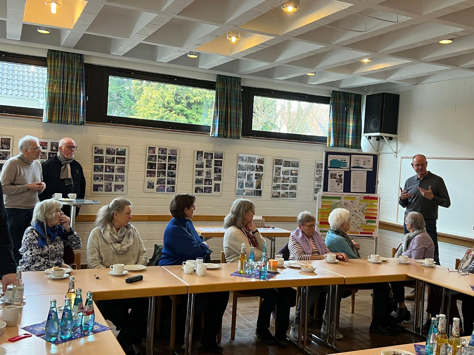 Aufmerksam folgen die zahlreichen Besucher den Ausführungen von Martin Schlosser zur Arbeit in den Projektgruppen im Pastoralraum Wetterau-Mitte (c) Klaus Steiner