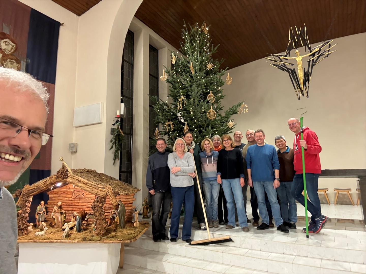 Die Helfergruppe von St. Johannes Evangelist in Rodheim ist überzeugt: Wir haben den schönsten Weihnachtsbaum der Wetterau! (c) Klaus Steiner