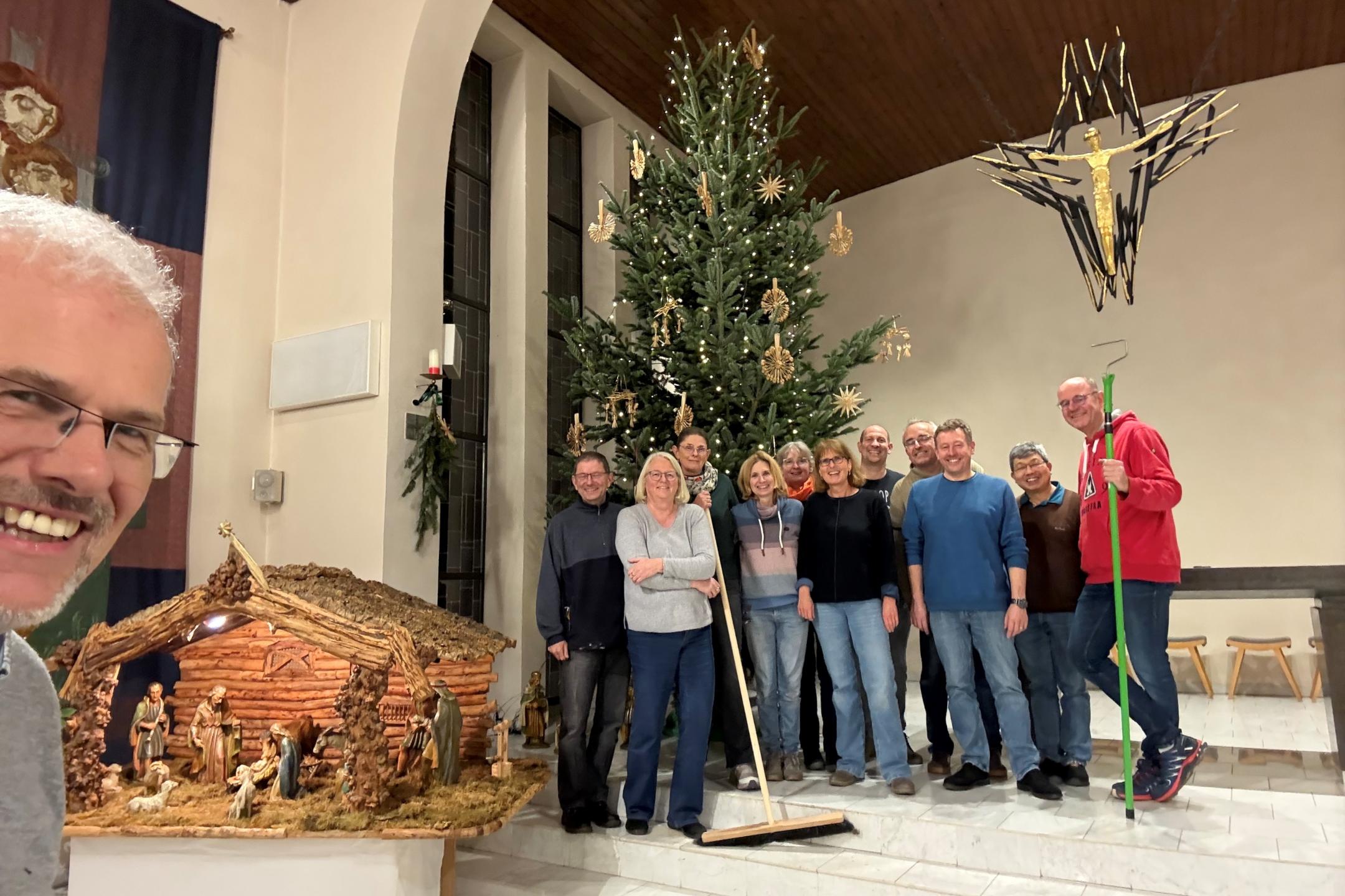 Die Helfergruppe von St. Johannes Evangelist in Rodheim ist überzeugt: Wir haben den schönsten Weihnachtsbaum der Wetterau!