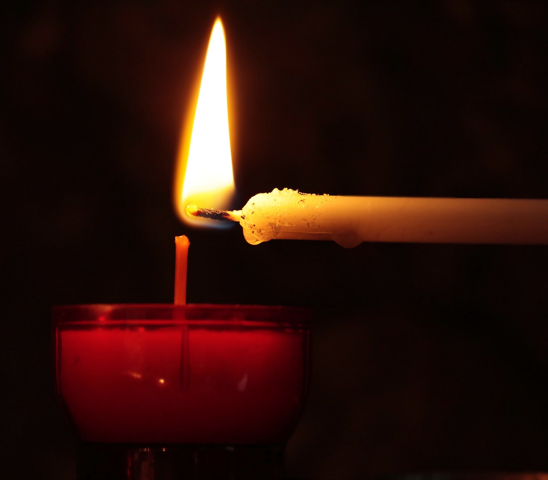 Kerze anzünden (c) Bild von S. Hermann & F. Richter auf Pixabay
