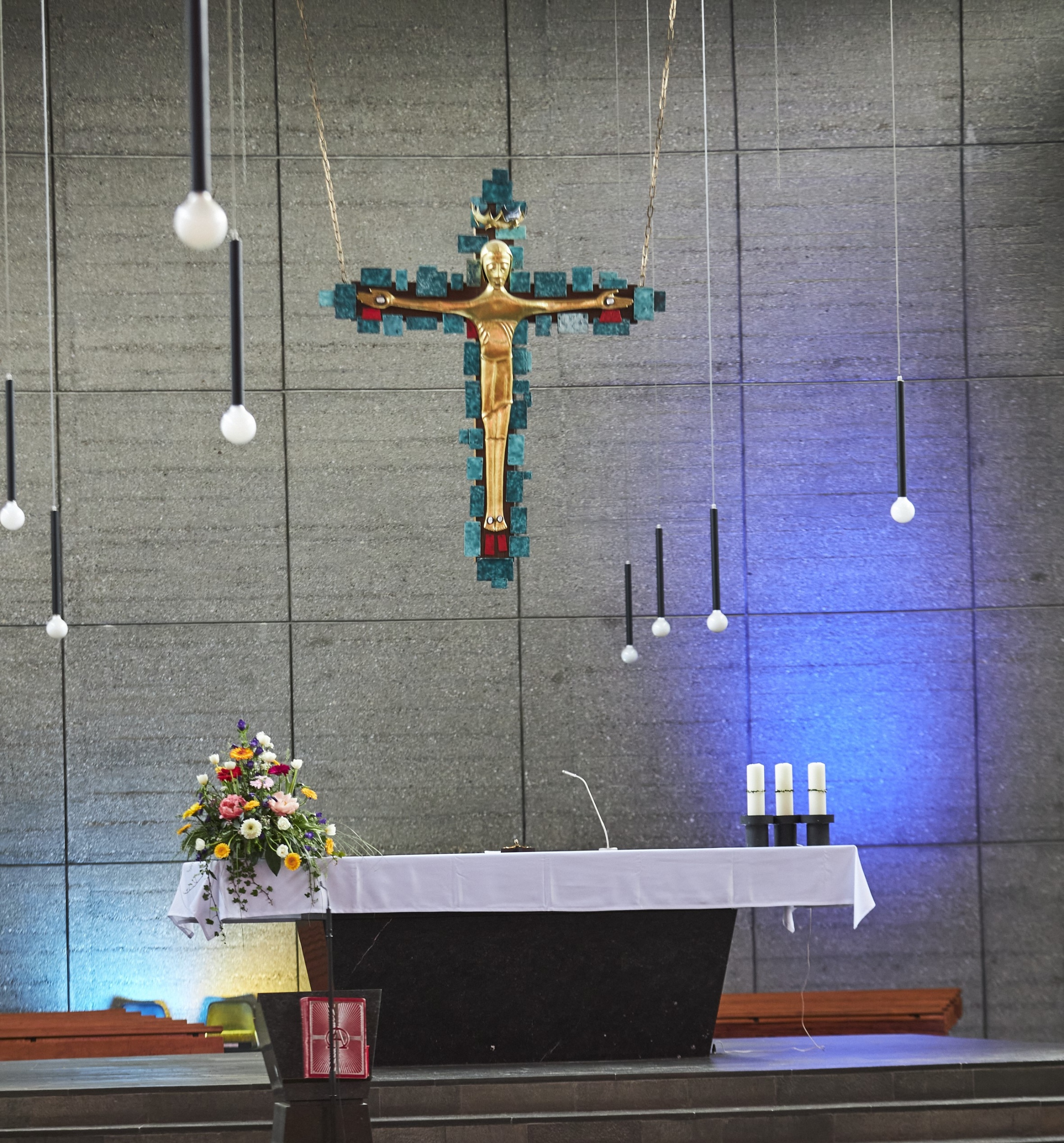 St. Christophorus - Altar und Ambo