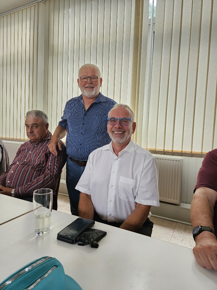 Pfarrer Eich (vorne) mit unserem Facility Manager Bernhard